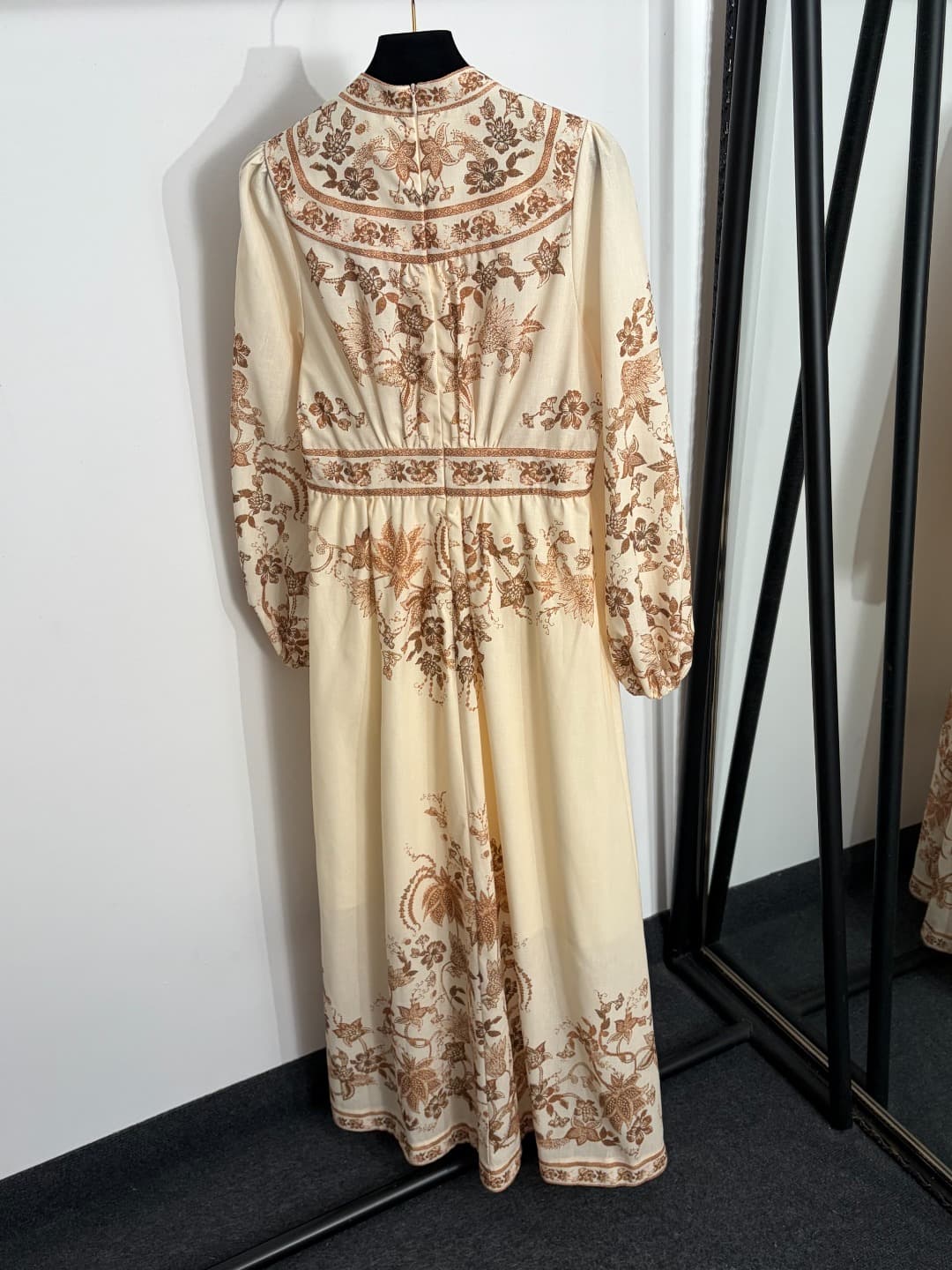 C18218 Style number 20252712 Zimmermann new model, elegant vintage/retro floral print, V-neck, waist-catching lantern-length dress, blue, pink, brown, S-XL. [Size M: bust 92, waist 78, sleeve length 65, overall length 145, weight 0, 68kg] — image 4