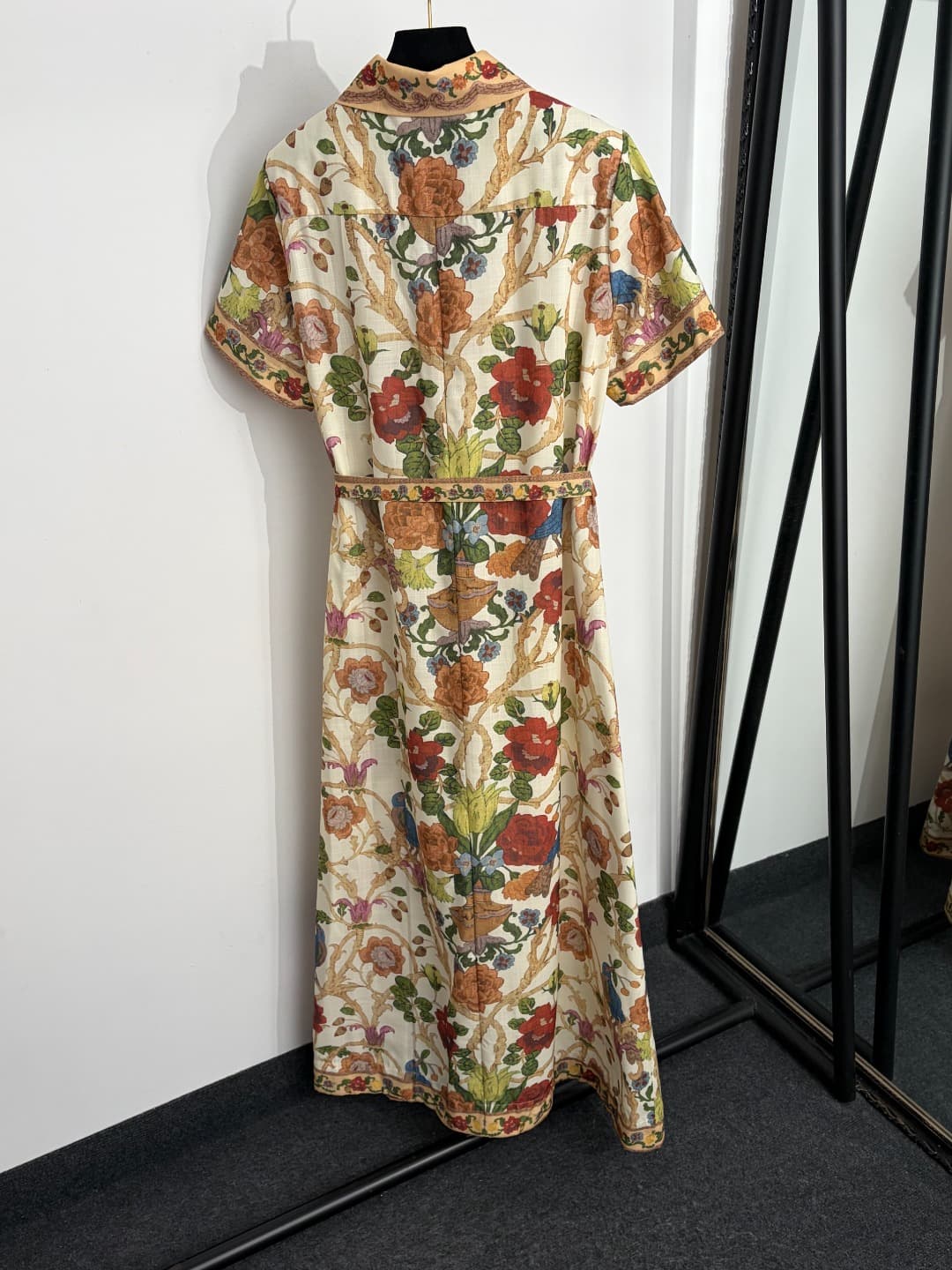 C18319 Style number 20264694 Zimmermann* New model. Floral print, belted, fitted short-sleeve shirt dress. Long dress, beige color, S-XL sizes. [Size M: Shoulder width 40, bust size 106, sleeve length 22, overall length 138; Weight: 0, 460kg] — image 6