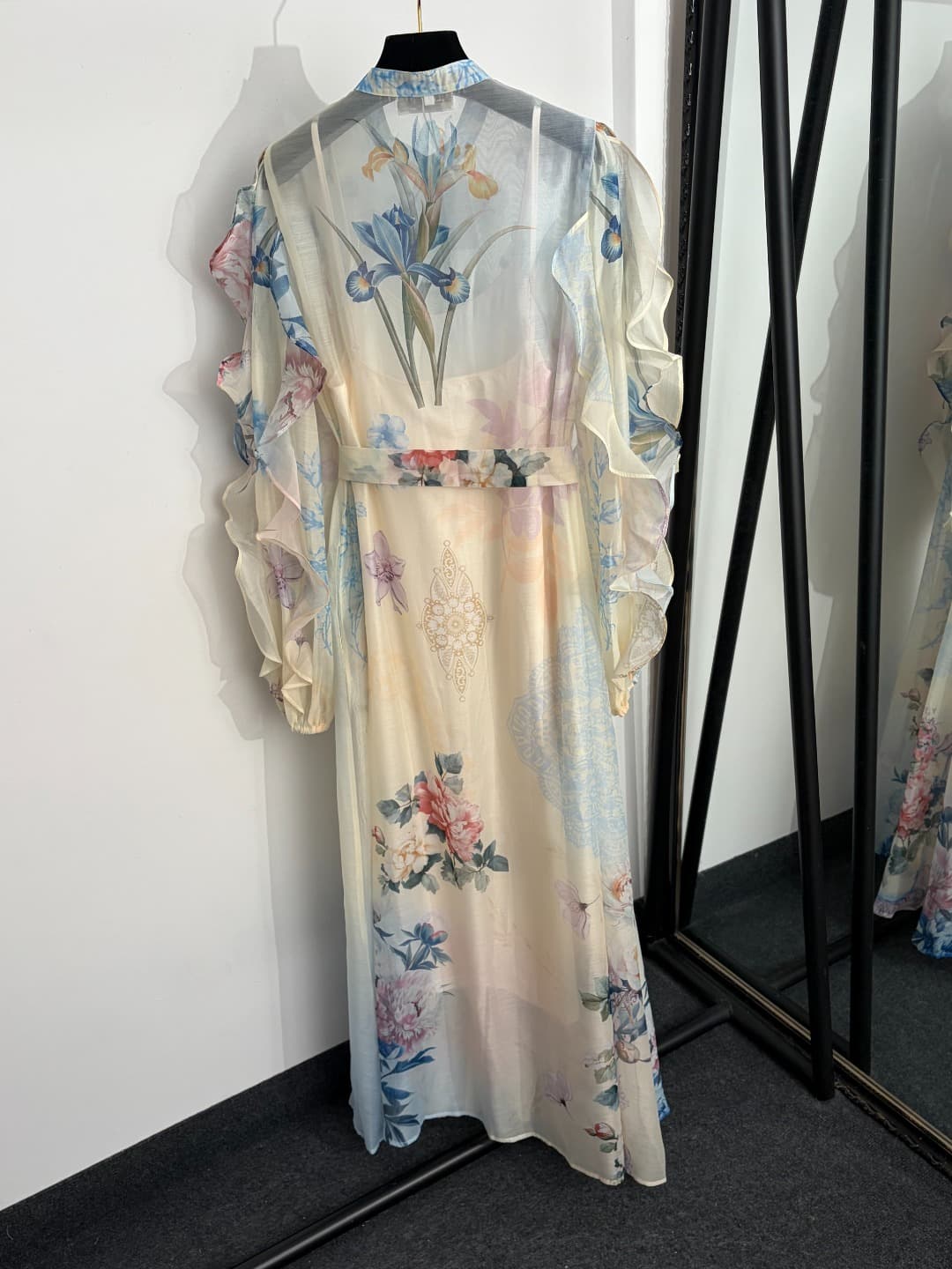 C18313 Item No. 20264734 Zimmermann* New model: dress with nail-drill flower pattern, belted waist-cinching A-line long sleeves, lined with straps, beige, blue colors, S-XL sizes. [Size M: bust 86, length 96; bust 98, sleeve length 68, overall length 138; — image 7