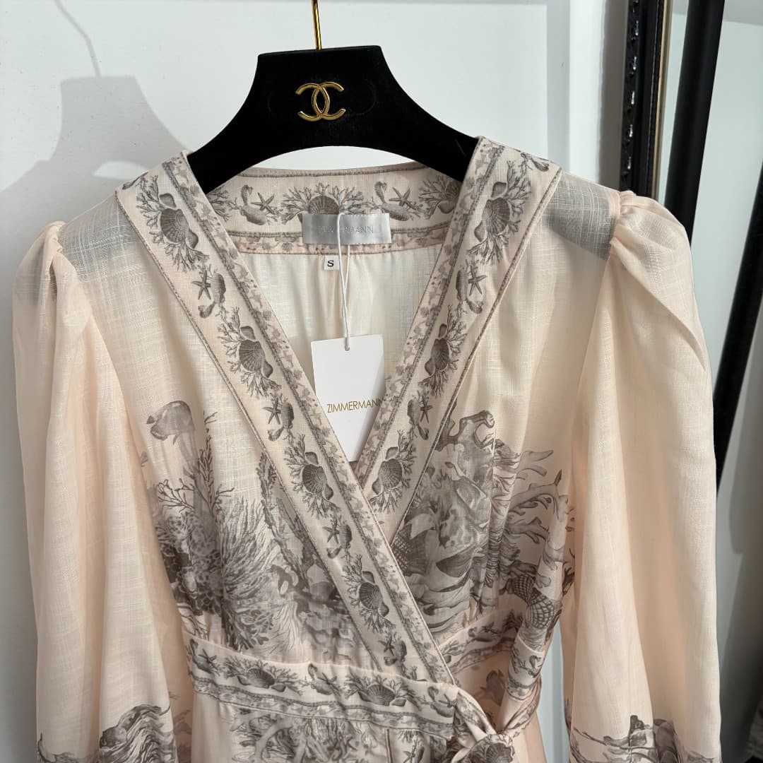 C18310 Item number: 20264739 Zimmermann* New model with marine life print and elastic waistband, V-neck, long-sleeved dress. Long dress, beige color, sizes S-XL. [Size S: bust circumference 92, waist circumference 78, sleeve length 59, overall length 127; — image 3