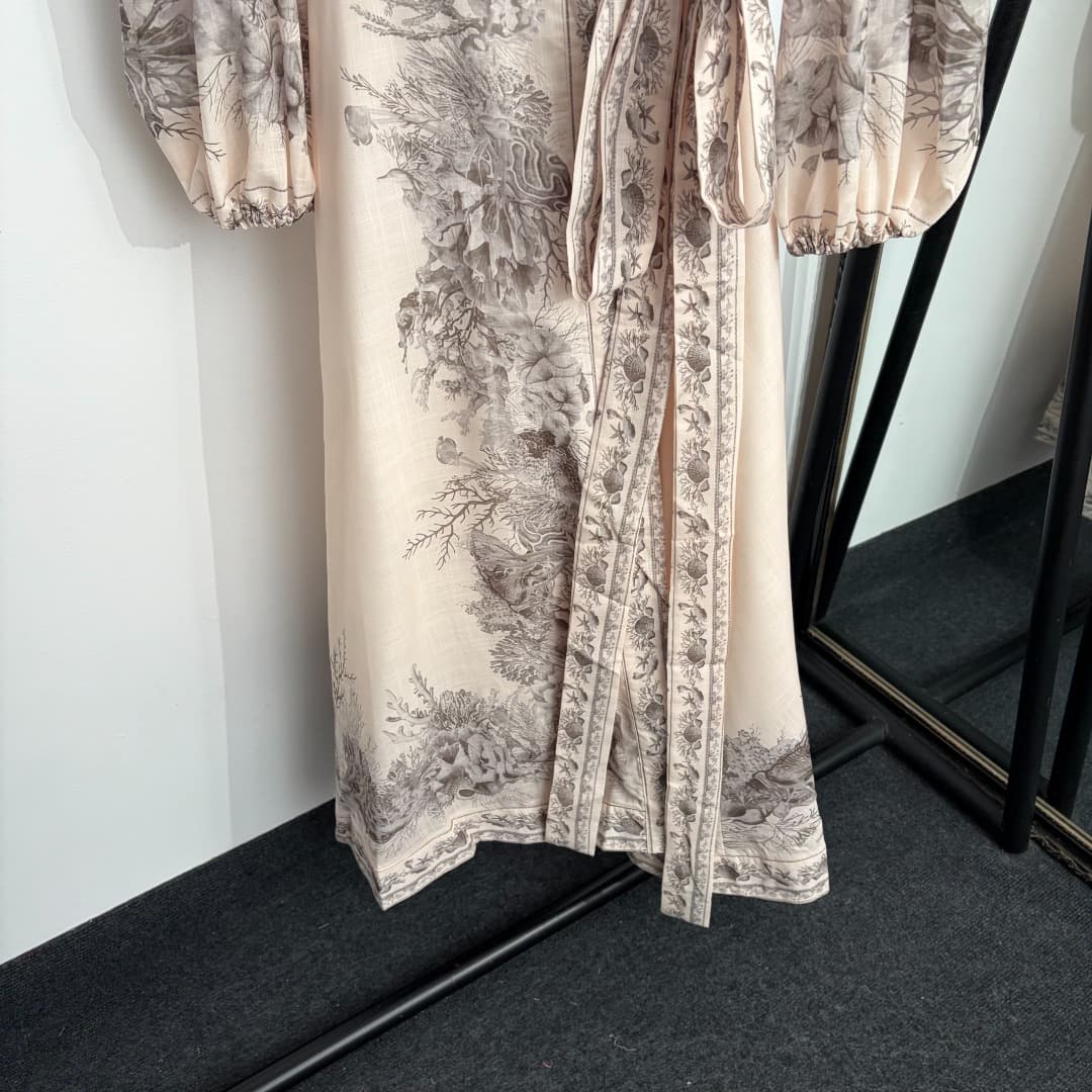 C18310 Item number: 20264739 Zimmermann* New model with marine life print and elastic waistband, V-neck, long-sleeved dress. Long dress, beige color, sizes S-XL. [Size S: bust circumference 92, waist circumference 78, sleeve length 59, overall length 127; — image 4