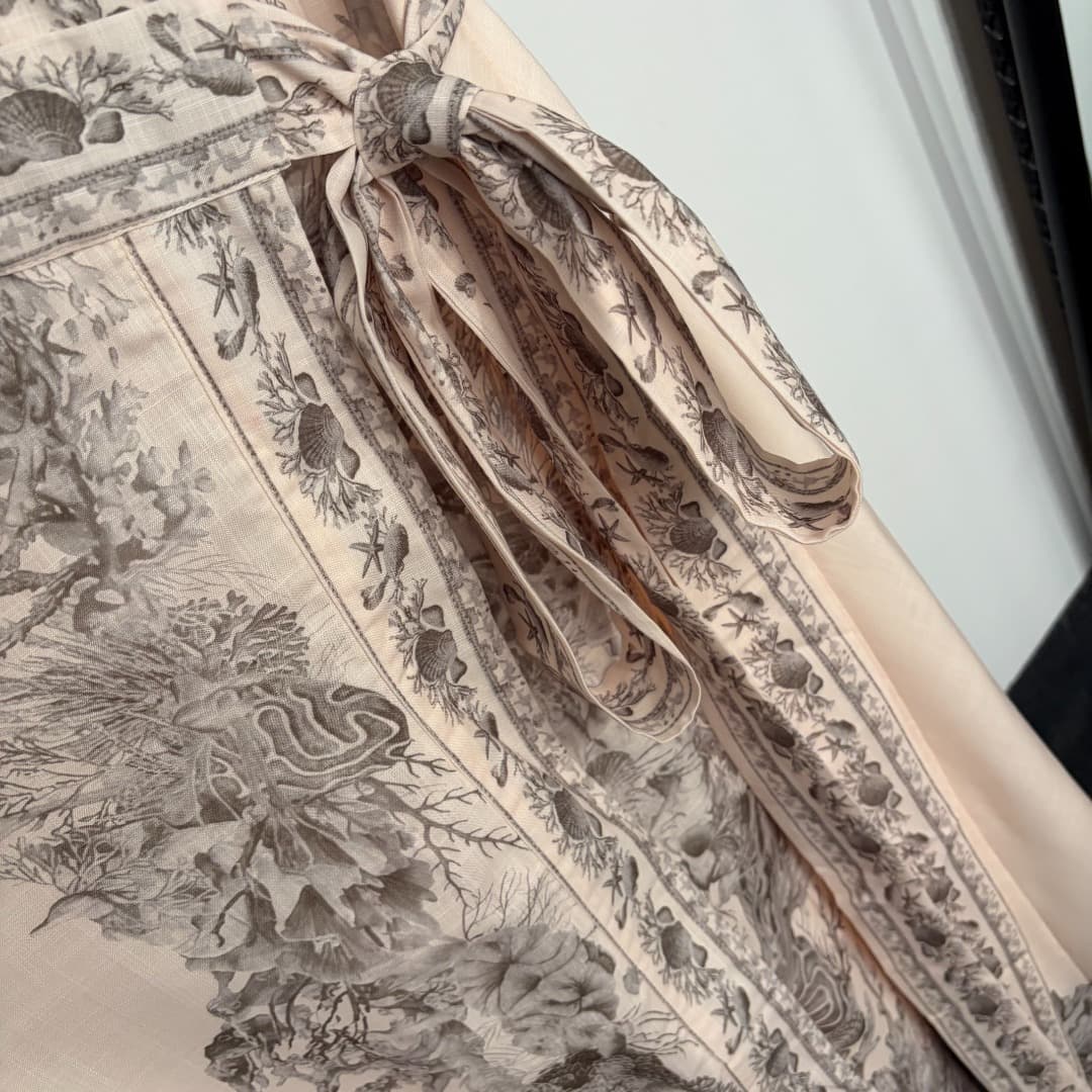 C18310 Item number: 20264739 Zimmermann* New model with marine life print and elastic waistband, V-neck, long-sleeved dress. Long dress, beige color, sizes S-XL. [Size S: bust circumference 92, waist circumference 78, sleeve length 59, overall length 127; — image 5