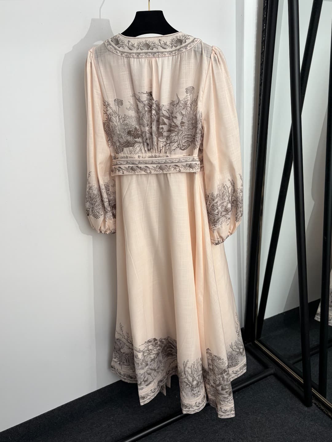 C18310 Item number: 20264739 Zimmermann* New model with marine life print and elastic waistband, V-neck, long-sleeved dress. Long dress, beige color, sizes S-XL. [Size S: bust circumference 92, waist circumference 78, sleeve length 59, overall length 127; — image 7
