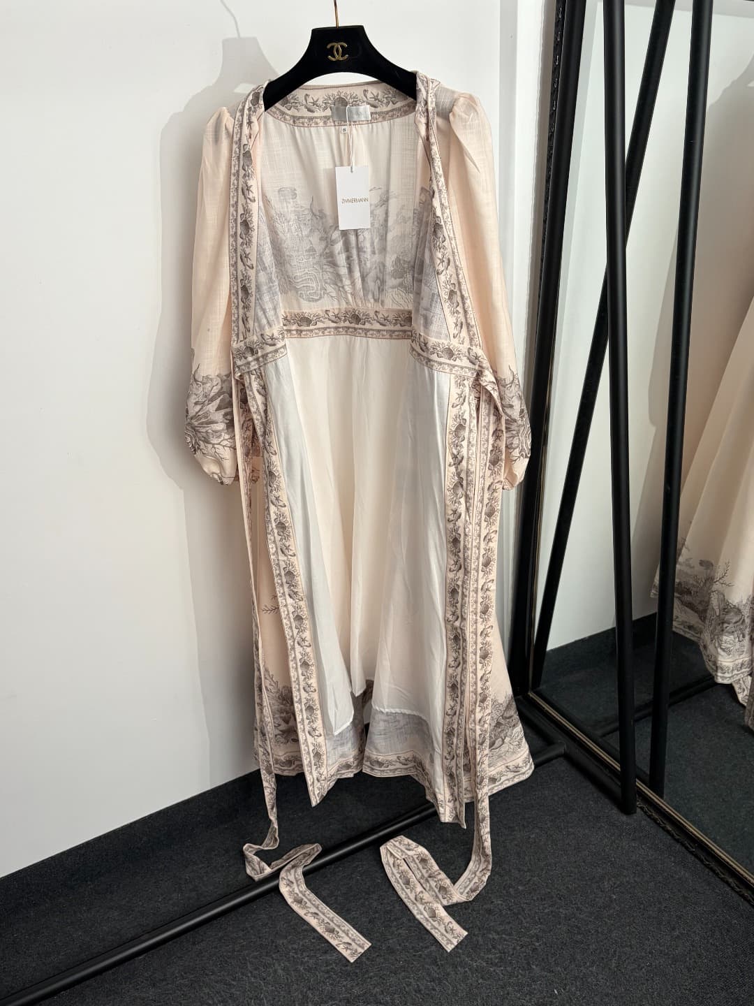 C18310 Item number: 20264739 Zimmermann* New model with marine life print and elastic waistband, V-neck, long-sleeved dress. Long dress, beige color, sizes S-XL. [Size S: bust circumference 92, waist circumference 78, sleeve length 59, overall length 127; — image 2