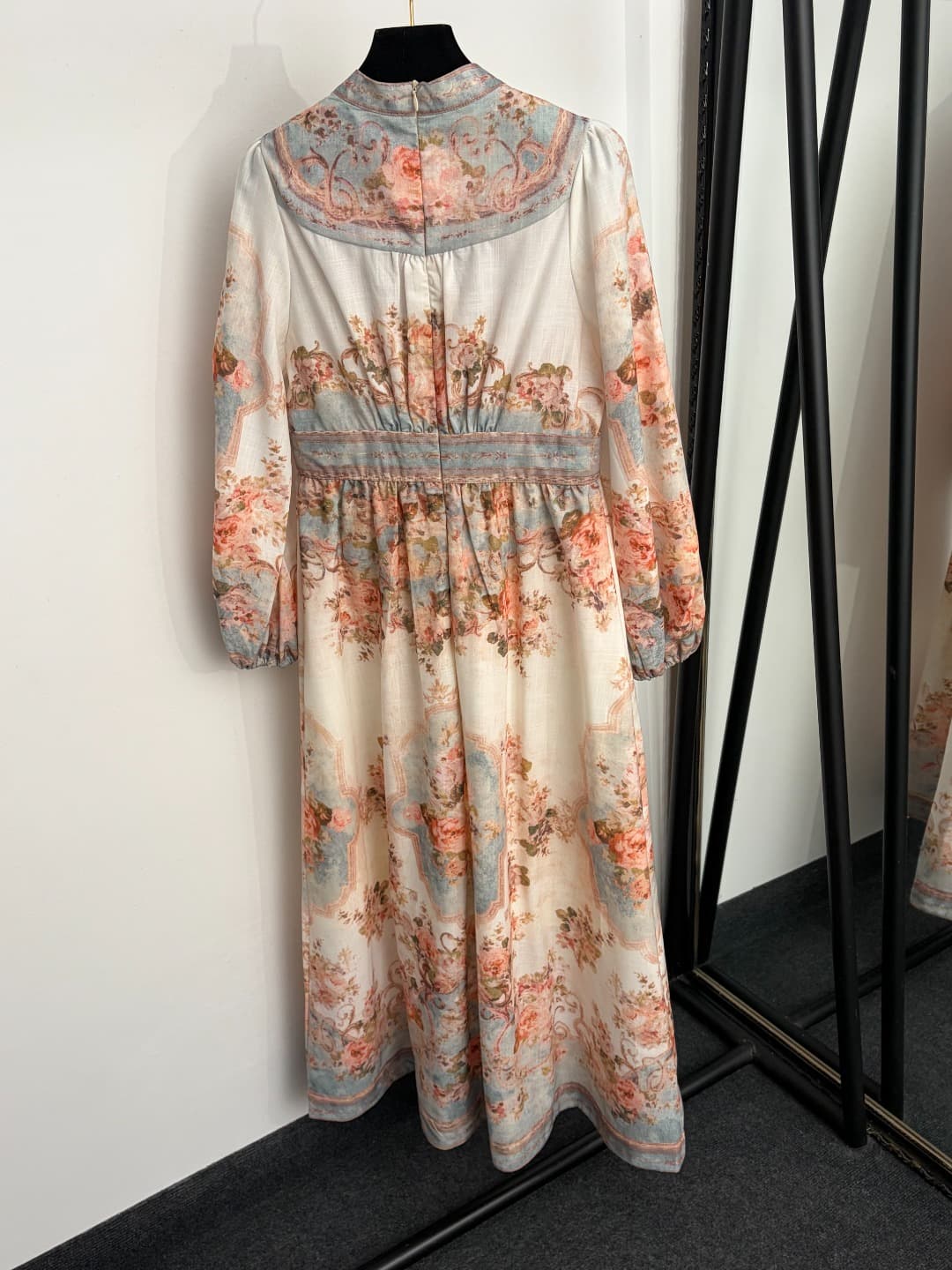 C18303 Style number 20264828 Zimmermann* New model – Elegant resort-style dress with print, long-sleeved V-neck gown. Long dress, beige color, sizes S-XL. [Size M: Bust 84, waist 72, sleeve length 59, overall length 128; Weight: 0, 580kg] — image 6