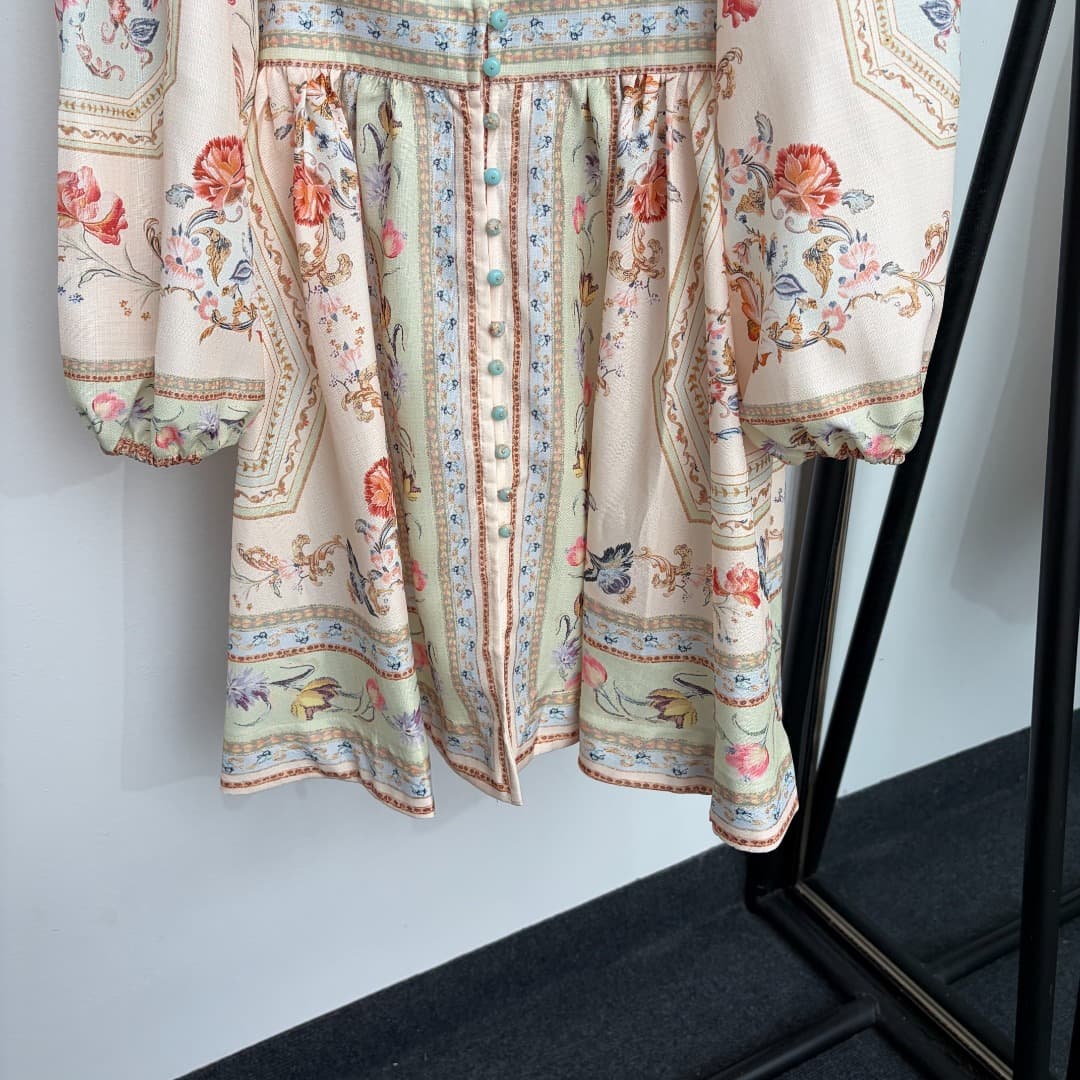 C18301 Item number: 20264836 Zimmermann* New model – resort-style dress with floral patterns, V-neck, waist-cinching, long-sleeved dress with a short skirt. Color: beige. S-XL sizes available. [For size L: bust circumference = 98, waist circumference = 78 — image 3