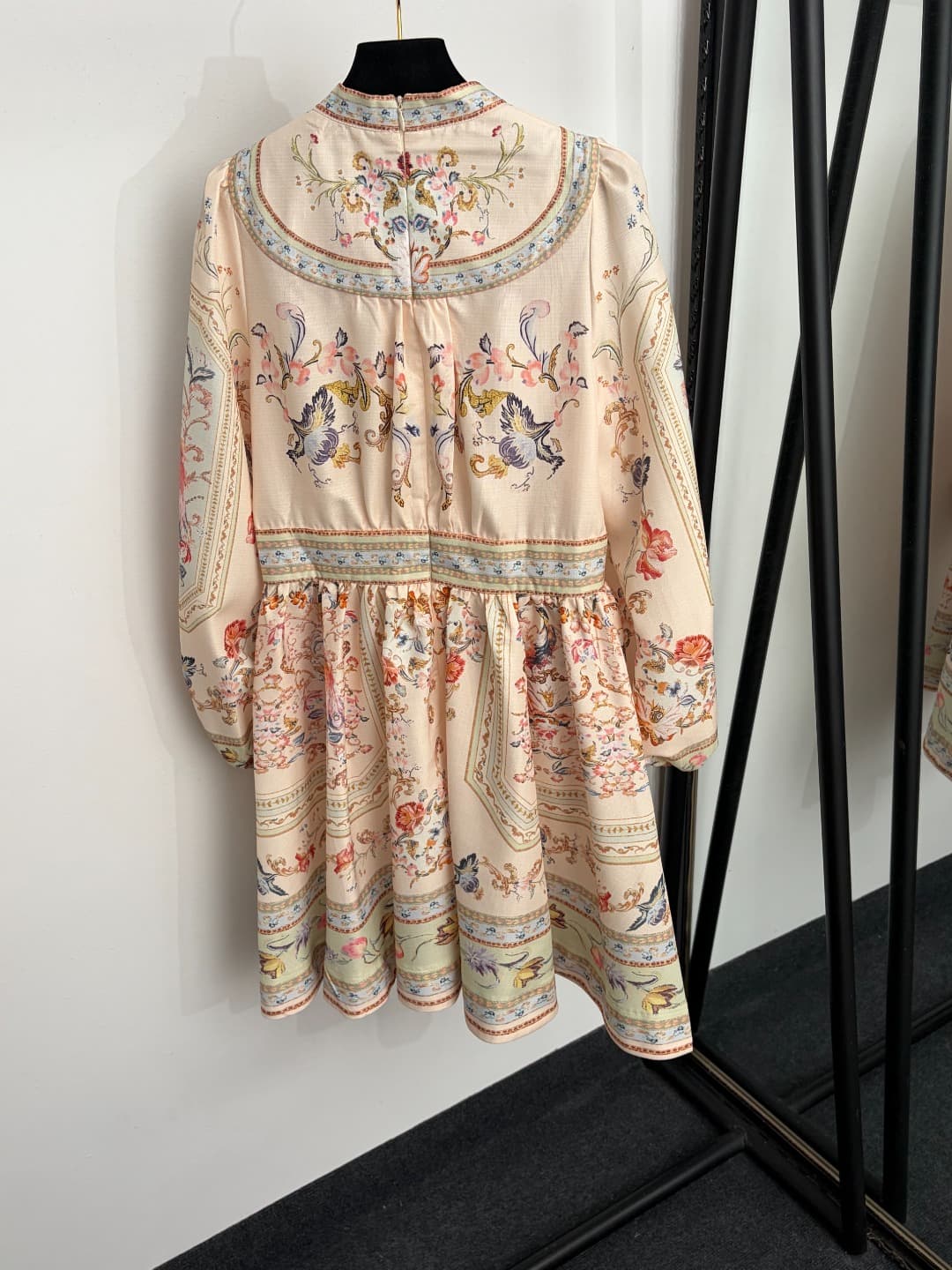 C18301 Item number: 20264836 Zimmermann* New model – resort-style dress with floral patterns, V-neck, waist-cinching, long-sleeved dress with a short skirt. Color: beige. S-XL sizes available. [For size L: bust circumference = 98, waist circumference = 78 — image 7