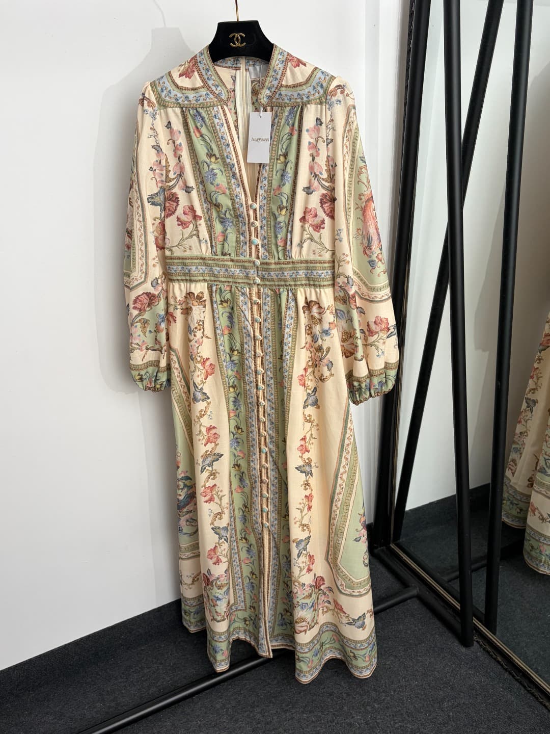 C18300 Item number: 20264837 Zimmermann* New model, resort-style floral print, V-neck, waist-curving, long-sleeved dress. Long dress, beige color, S-XL sizes. [Size M: Bust 94, waist 80, sleeve length 61, overall length 138; Weight: 0, 665kg] — image 1