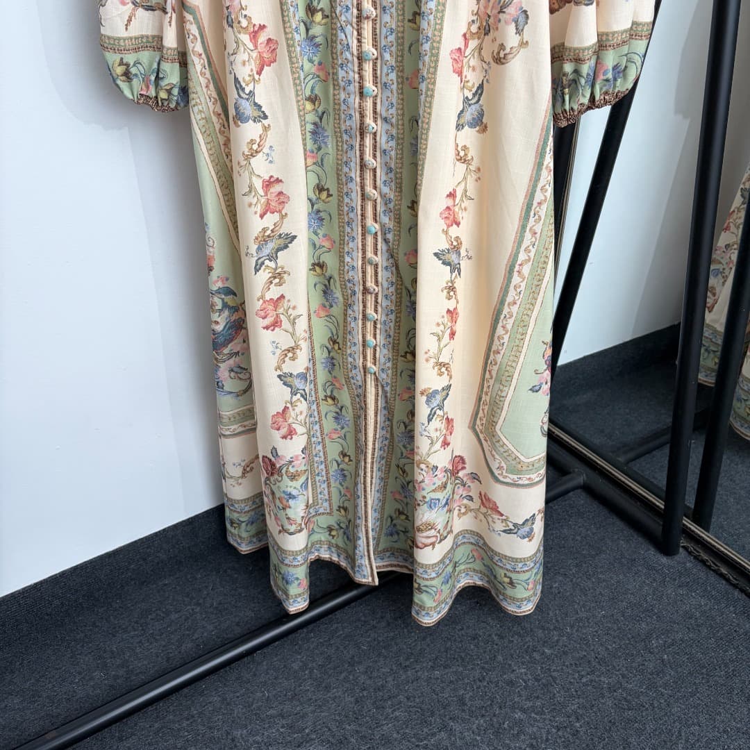C18300 Item number: 20264837 Zimmermann* New model, resort-style floral print, V-neck, waist-curving, long-sleeved dress. Long dress, beige color, S-XL sizes. [Size M: Bust 94, waist 80, sleeve length 61, overall length 138; Weight: 0, 665kg] — image 3