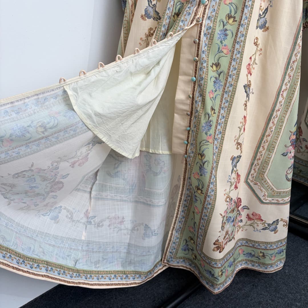 C18300 Item number: 20264837 Zimmermann* New model, resort-style floral print, V-neck, waist-curving, long-sleeved dress. Long dress, beige color, S-XL sizes. [Size M: Bust 94, waist 80, sleeve length 61, overall length 138; Weight: 0, 665kg] — image 6