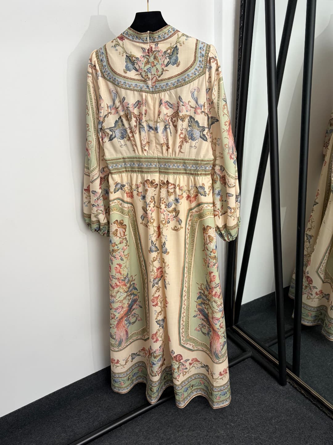 C18300 Item number: 20264837 Zimmermann* New model, resort-style floral print, V-neck, waist-curving, long-sleeved dress. Long dress, beige color, S-XL sizes. [Size M: Bust 94, waist 80, sleeve length 61, overall length 138; Weight: 0, 665kg] — image 7