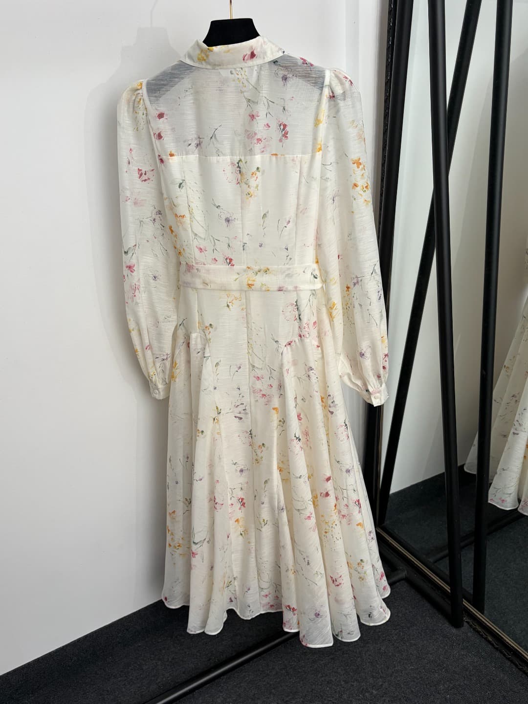 C18298 Item number: 20264840 Zimmermann* New model, elegant style with print and belted, waist-cinching long-sleeved dress. Long dress, beige color, S-XL size. [Size M: bust circumference 92, waist circumference 88, sleeve length 68, overall length 127; W — image 8