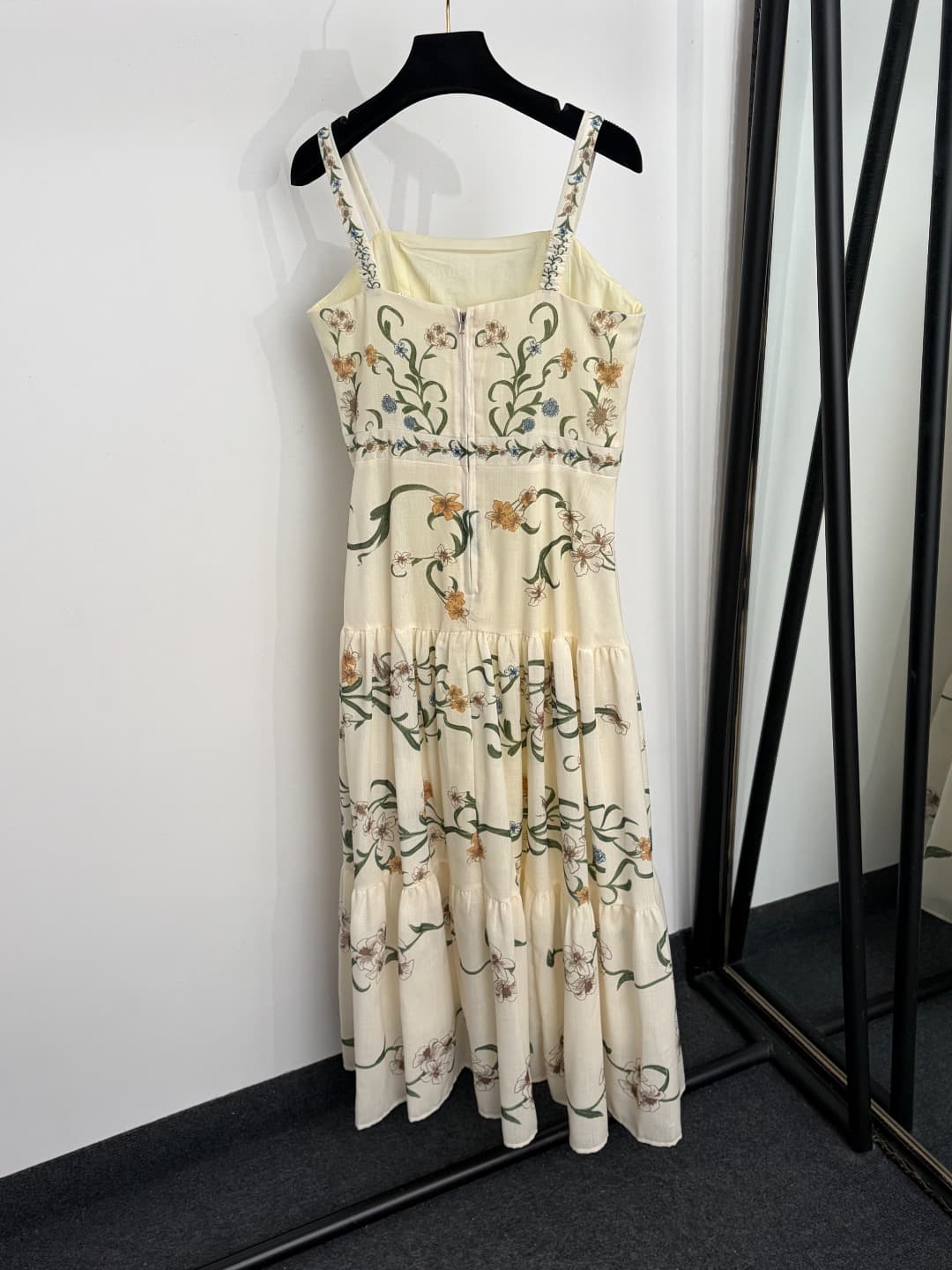 C18274 Item number: 20265115 Zimmermann* New model, elegant floral print linen dress with straps. Long dress, beige color, sizes S-XL. [Size M: bust 84, waist 76, length 130; weight: 0, 545kg] — image 6