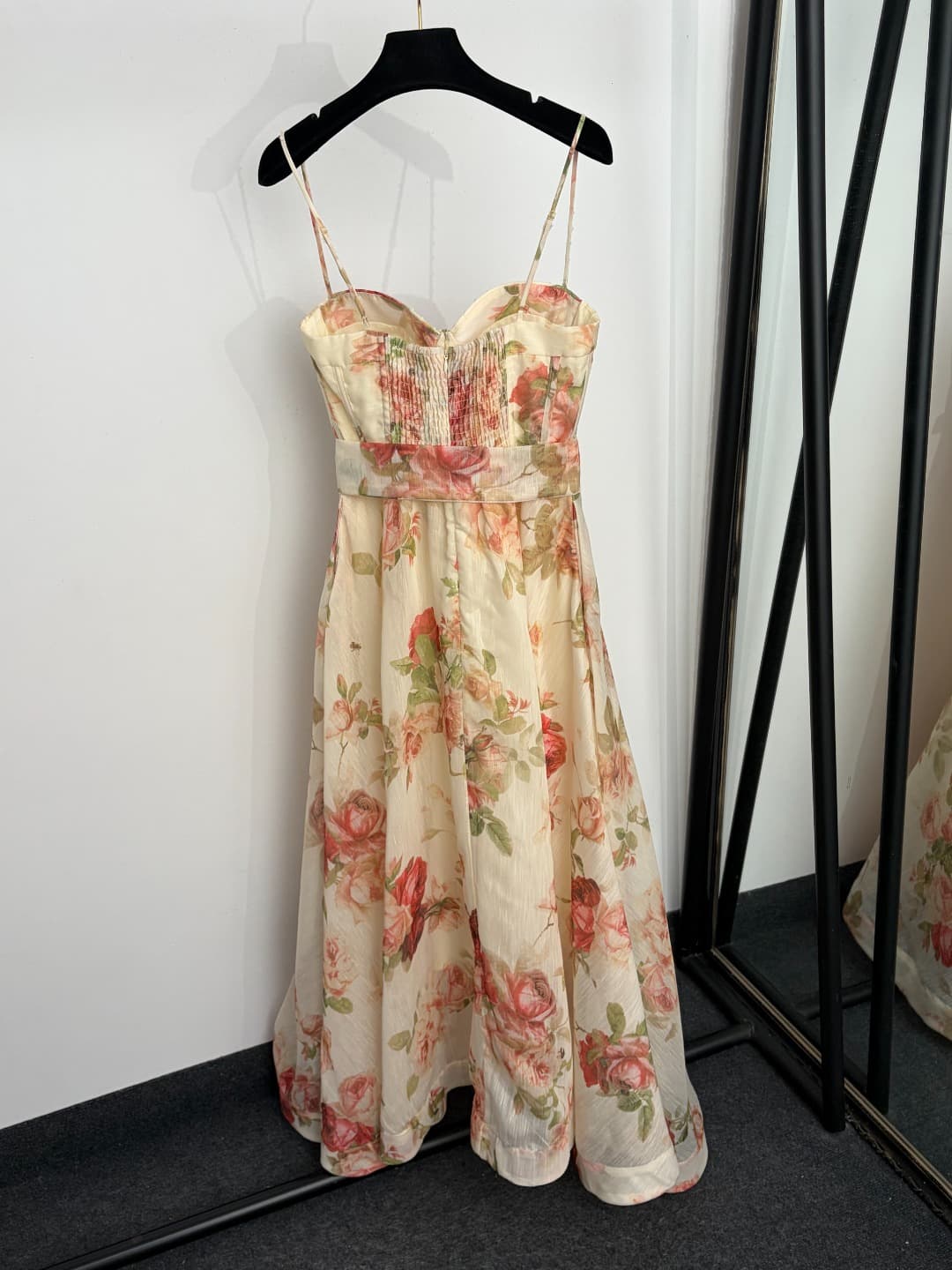 C18265 Item No. 20265278 Zimmermann* New style vacation-themed dress with rose print straps, waist-cinching halter bodice. Long dress, beige color, S-XL sizes. [S size: elasticated bustband 80, elastic waist 68, long length 126; Weight: 0, 530kg] — image 6