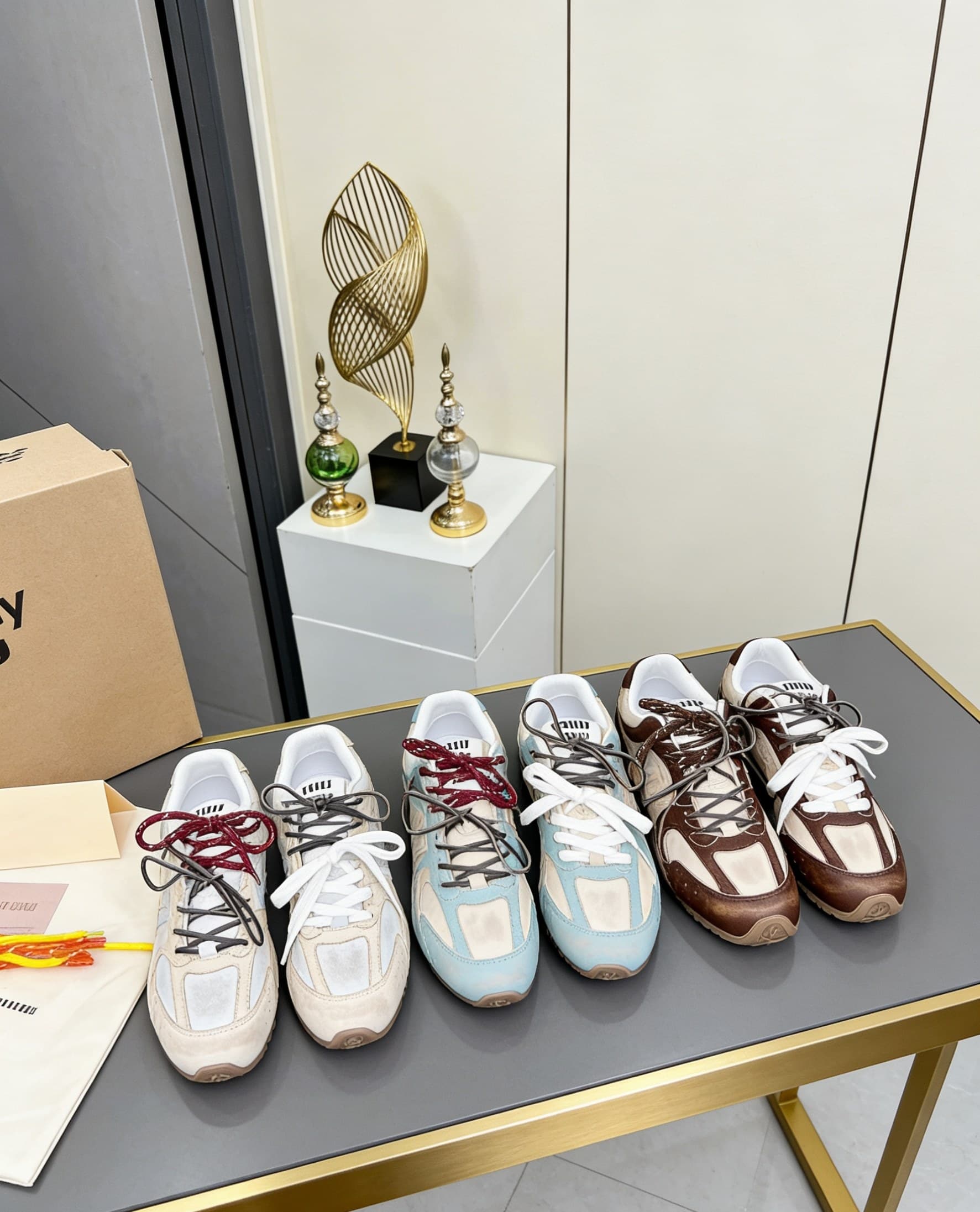 D10663 There are a total of 46 colors for the single shoes; 19 colors for semi-leather models; 9 colors for semi-fur models; 3 colors for fur models; 3 colors for mesh models; 8 colors for models with internal height adjustment. 🏆 4 — image 8
