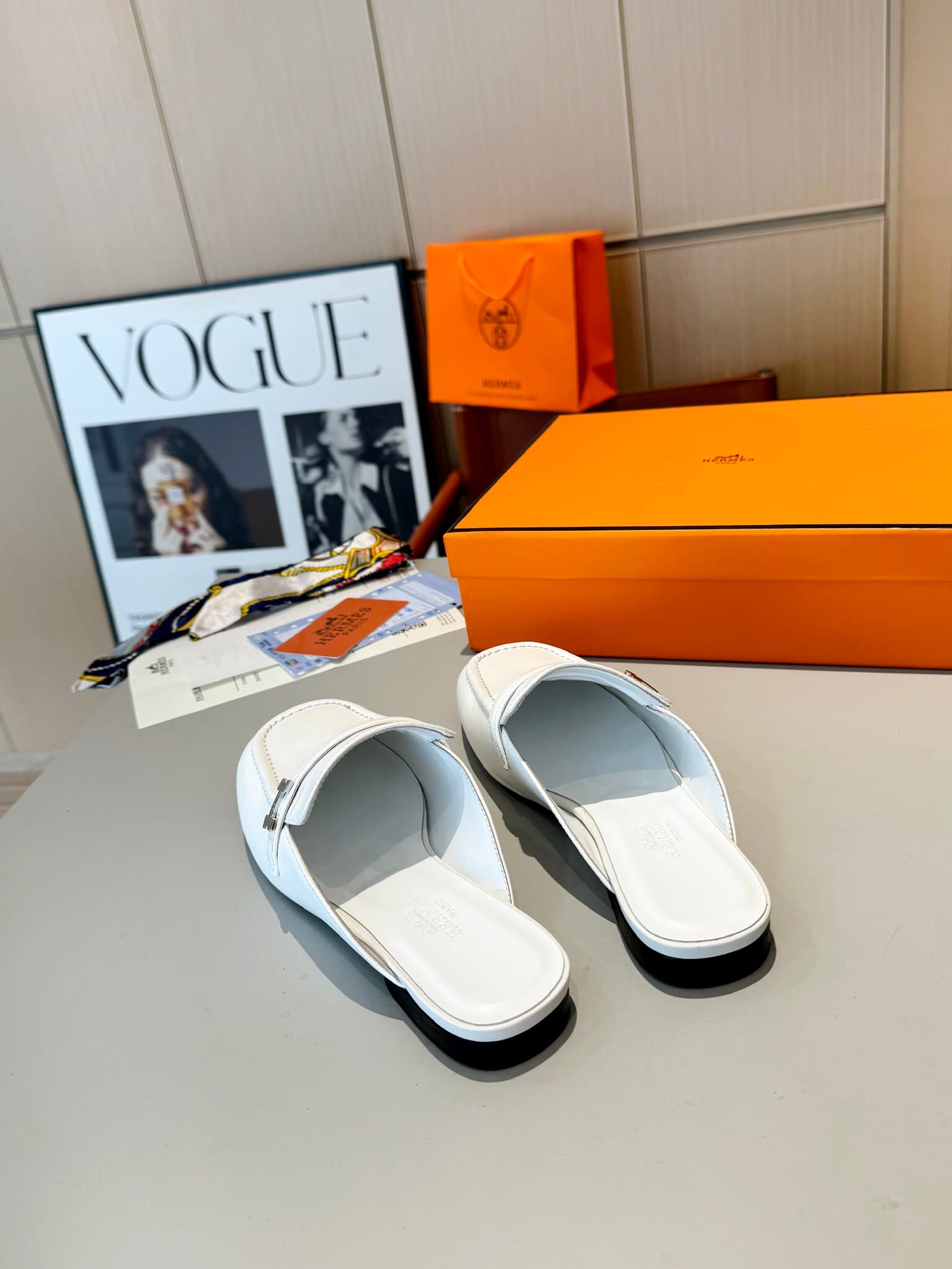 D8024 Hermès Groupie square-toe H-closure Molee shoes, both semi-high and flat heel styles. The fit provided by the store is unmatched. These Molee shoes feature H-closure straps made of canvas and calf skin, along with mini silver Paris clasps and contra — image 6