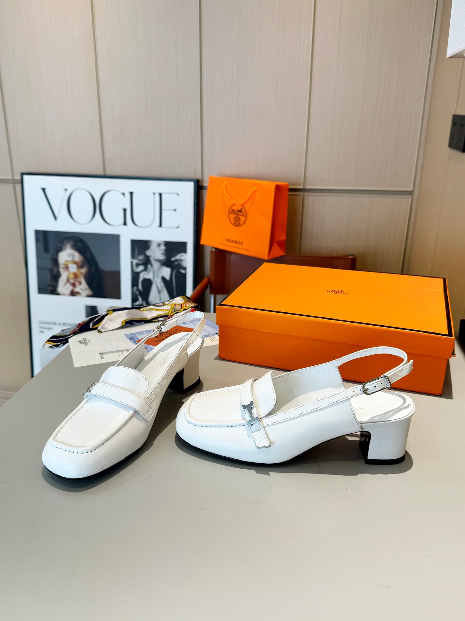 D8024 Hermès Groupie square-toe H-closure Molee shoes, both semi-high and flat heel styles. The fit provided by the store is unmatched. These Molee shoes feature H-closure straps made of canvas and calf skin, along with mini silver Paris clasps and contra — image 5