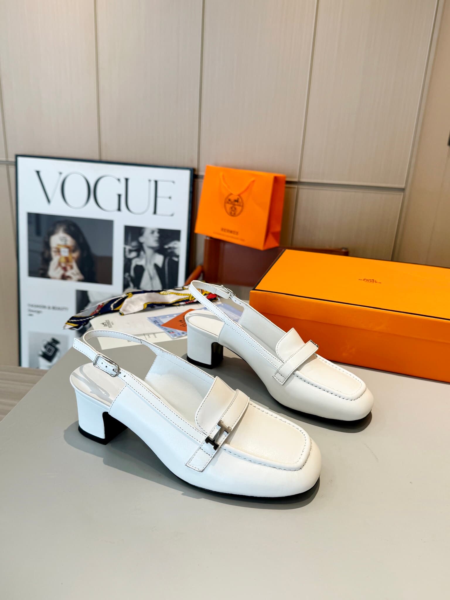 D8024 Hermès Groupie square-toe H-closure Molee shoes, both semi-high and flat heel styles. The fit provided by the store is unmatched. These Molee shoes feature H-closure straps made of canvas and calf skin, along with mini silver Paris clasps and contra — image 3