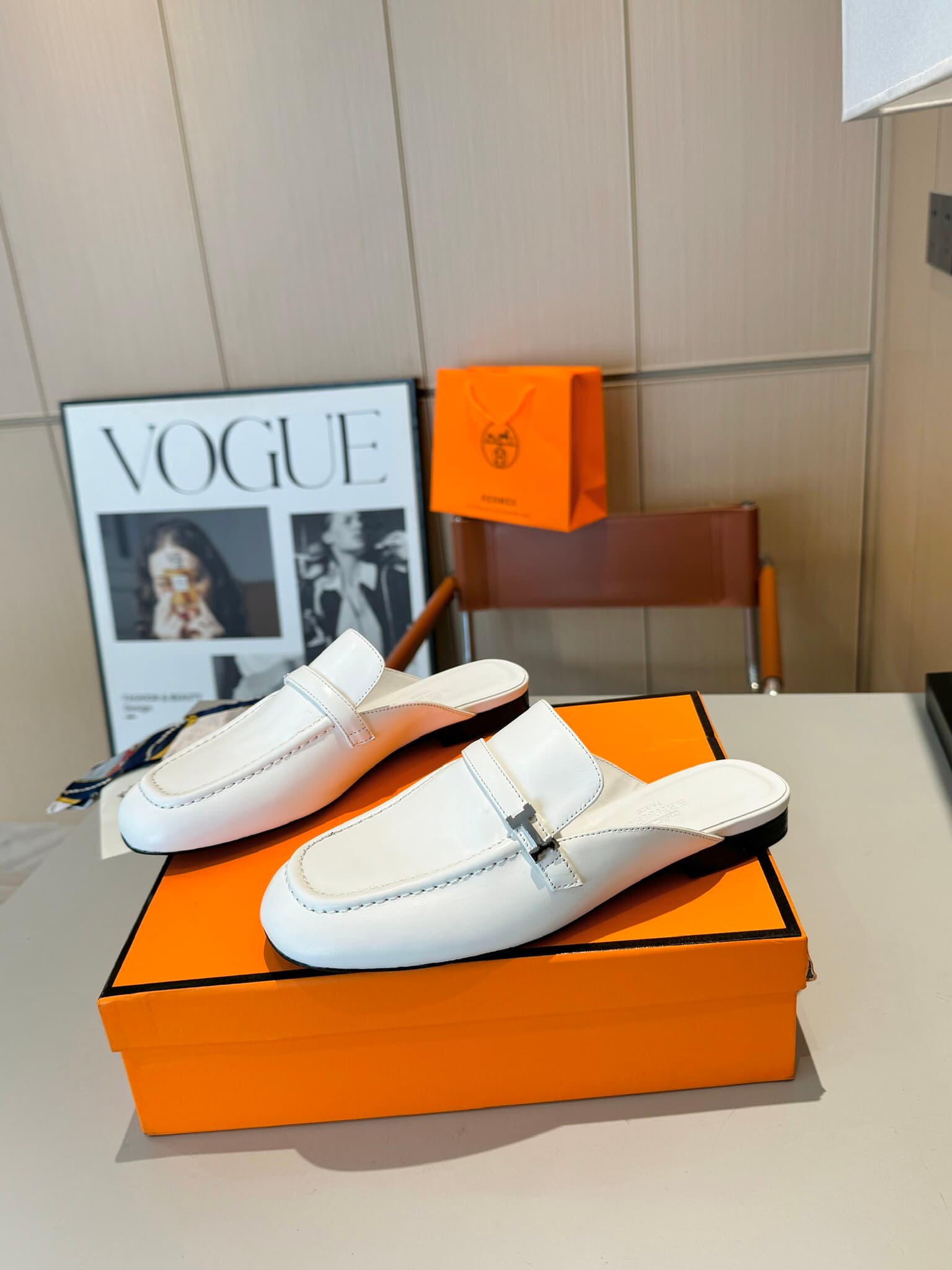 D8024 Hermès Groupie square-toe H-closure Molee shoes, both semi-high and flat heel styles. The fit provided by the store is unmatched. These Molee shoes feature H-closure straps made of canvas and calf skin, along with mini silver Paris clasps and contra — image 8