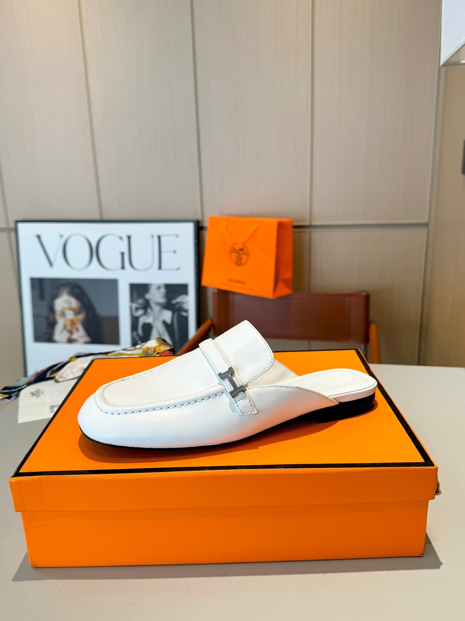 D8024 Hermès Groupie square-toe H-closure Molee shoes, both semi-high and flat heel styles. The fit provided by the store is unmatched. These Molee shoes feature H-closure straps made of canvas and calf skin, along with mini silver Paris clasps and contra — image 2