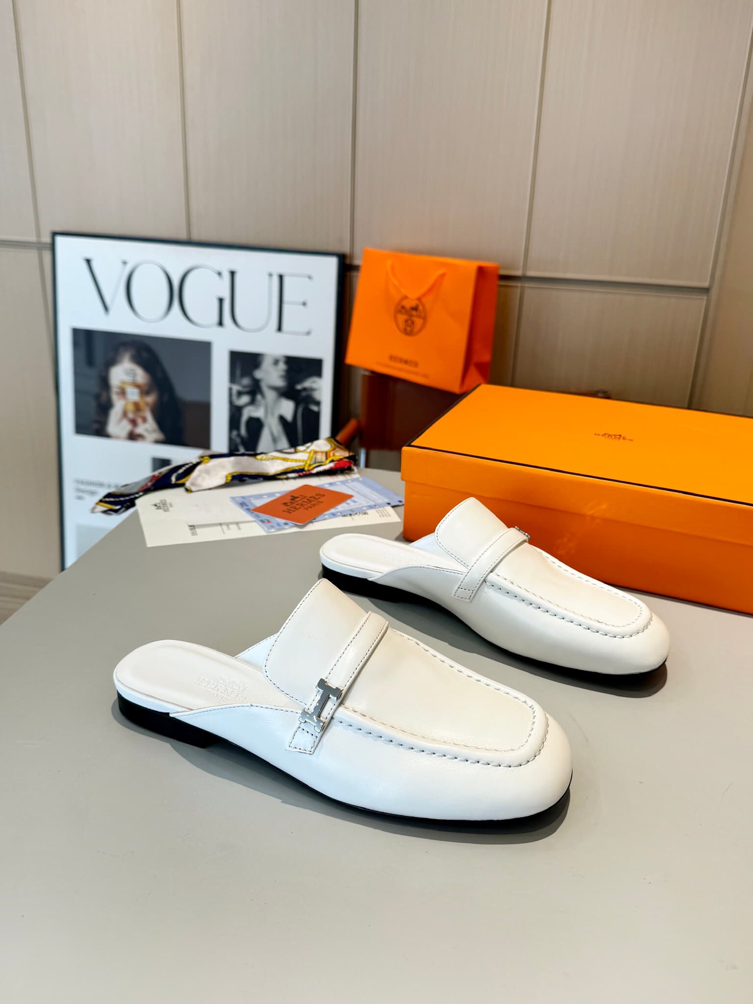 D8024 Hermès Groupie square-toe H-closure Molee shoes, both semi-high and flat heel styles. The fit provided by the store is unmatched. These Molee shoes feature H-closure straps made of canvas and calf skin, along with mini silver Paris clasps and contra — image 4