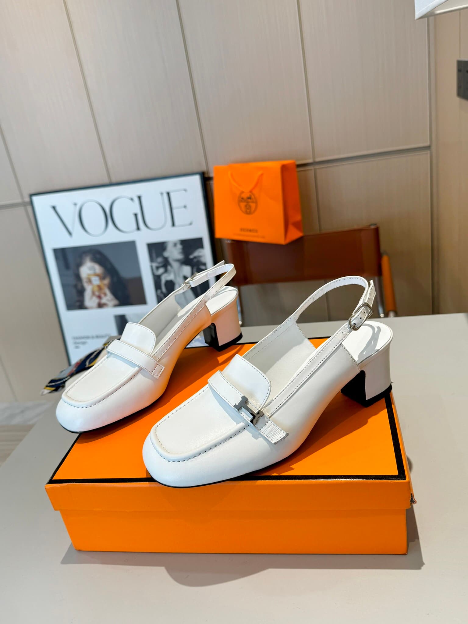 D8024 Hermès Groupie square-toe H-closure Molee shoes, both semi-high and flat heel styles. The fit provided by the store is unmatched. These Molee shoes feature H-closure straps made of canvas and calf skin, along with mini silver Paris clasps and contra — image 7