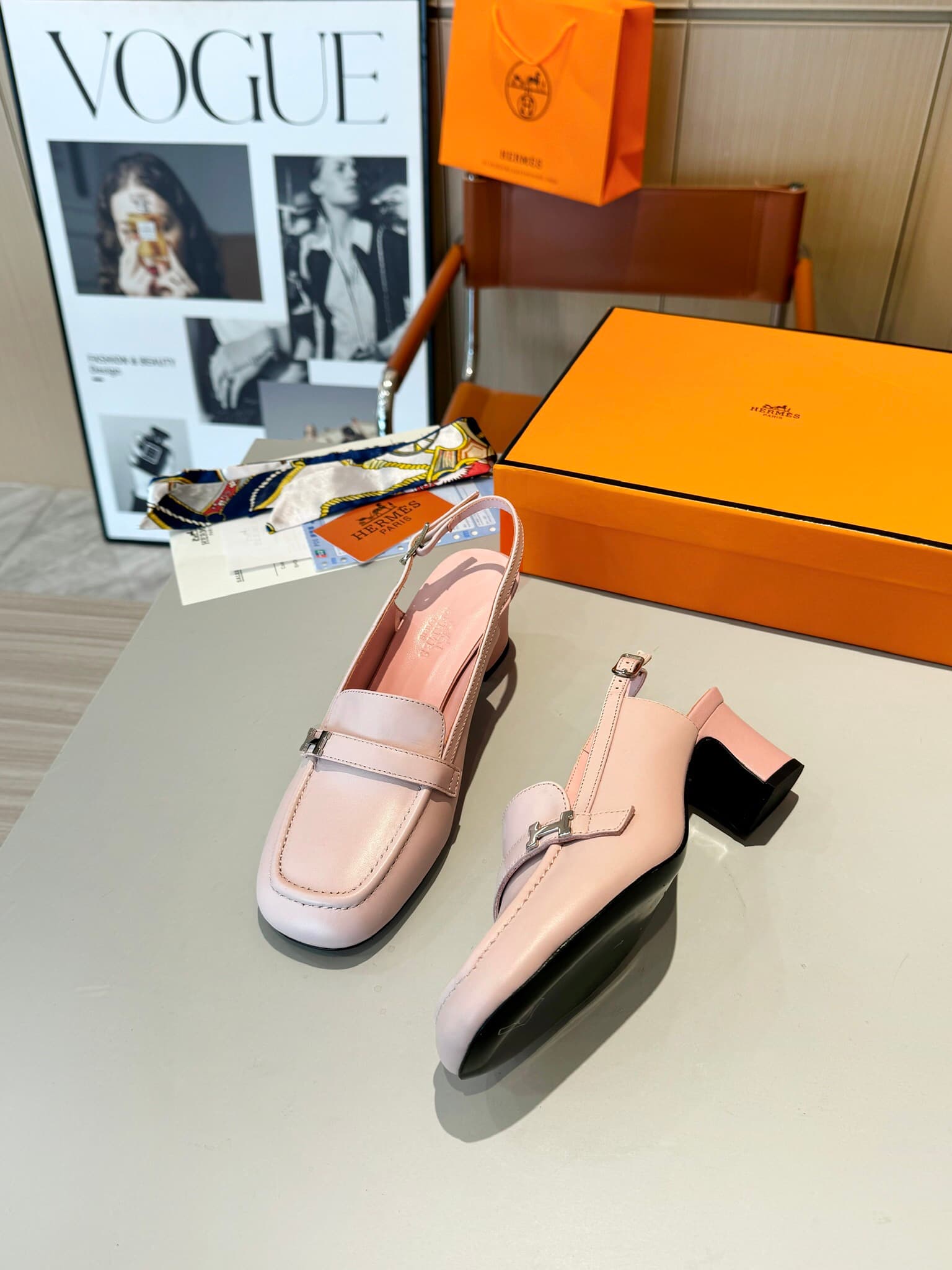 D8021 Hermès Groupie with square-toe H-closure Mules – semi-high heels and flat heels. The fit provided by the store is unbeatable. The Groupie Mules feature H-closure burlap and calf leather, along with mini silver Paris clasps and contrasting edging. Th — image 7