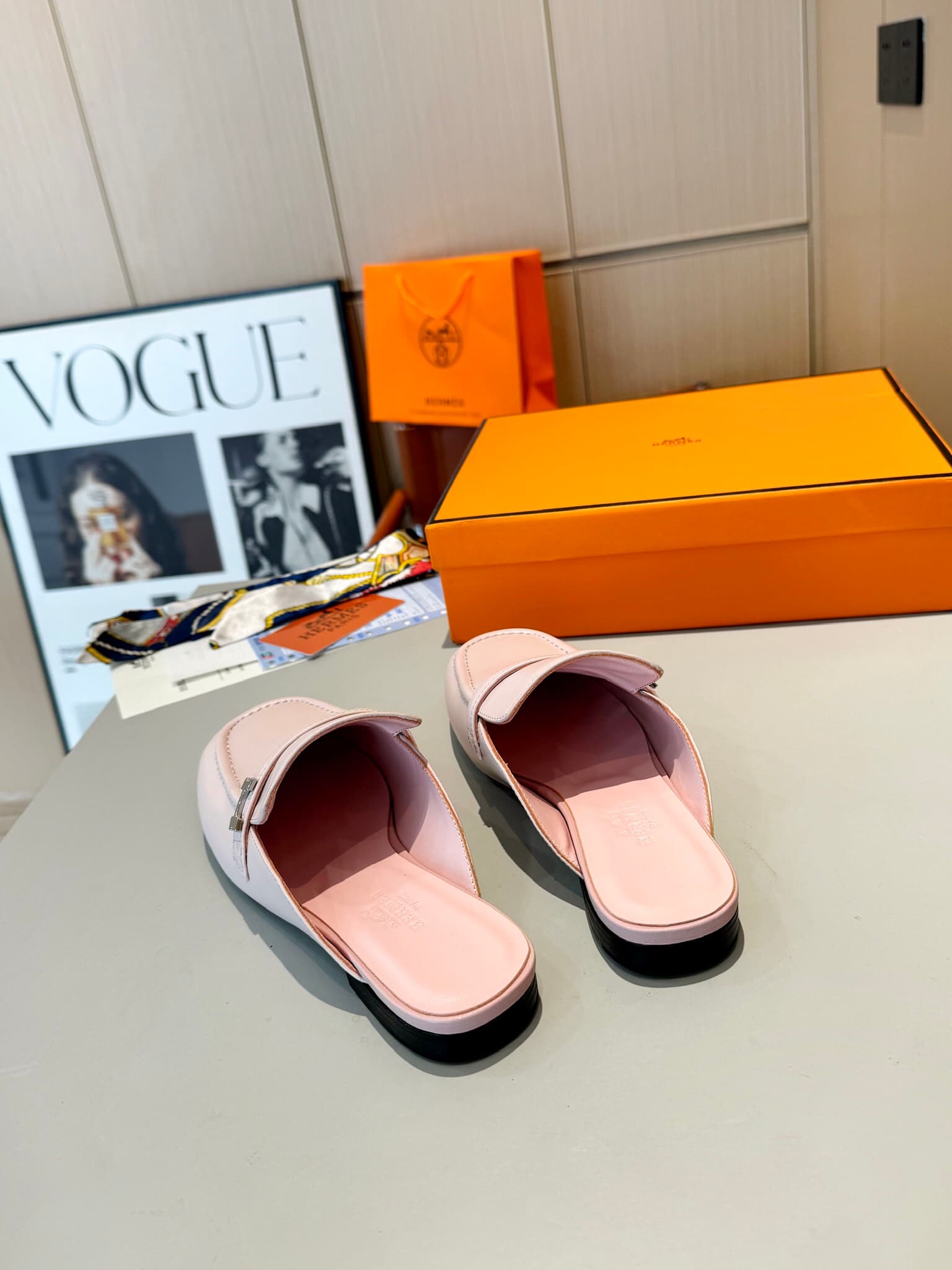 D8021 Hermès Groupie with square-toe H-closure Mules – semi-high heels and flat heels. The fit provided by the store is unbeatable. The Groupie Mules feature H-closure burlap and calf leather, along with mini silver Paris clasps and contrasting edging. Th — image 8