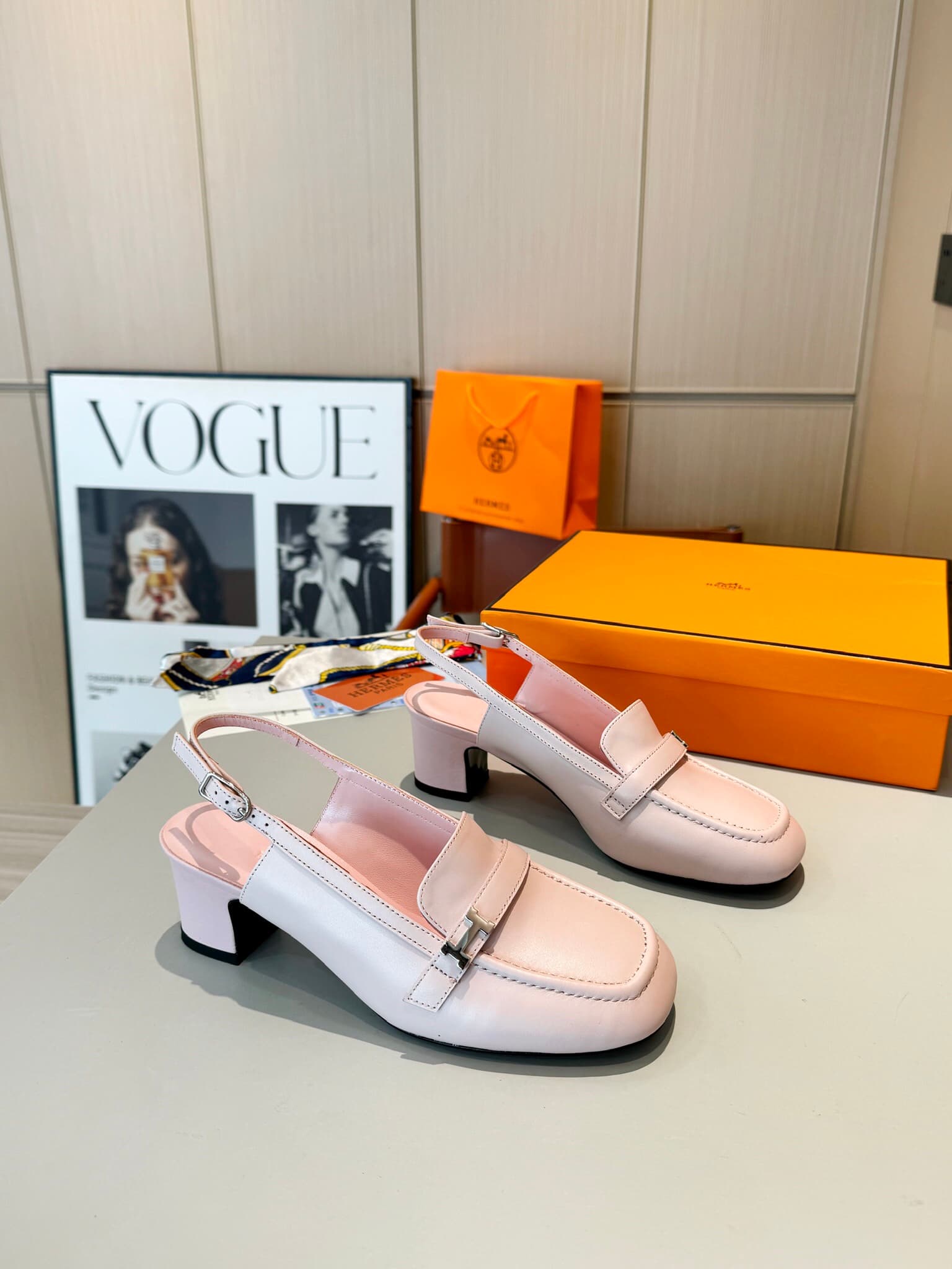 D8021 Hermès Groupie with square-toe H-closure Mules – semi-high heels and flat heels. The fit provided by the store is unbeatable. The Groupie Mules feature H-closure burlap and calf leather, along with mini silver Paris clasps and contrasting edging. Th — image 5
