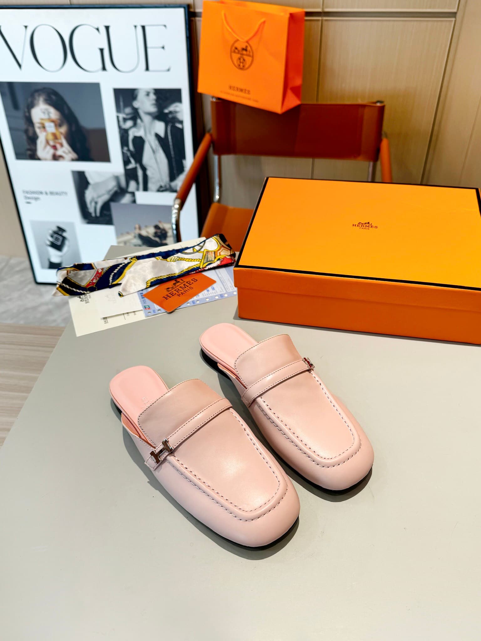D8021 Hermès Groupie with square-toe H-closure Mules – semi-high heels and flat heels. The fit provided by the store is unbeatable. The Groupie Mules feature H-closure burlap and calf leather, along with mini silver Paris clasps and contrasting edging. Th — image 4