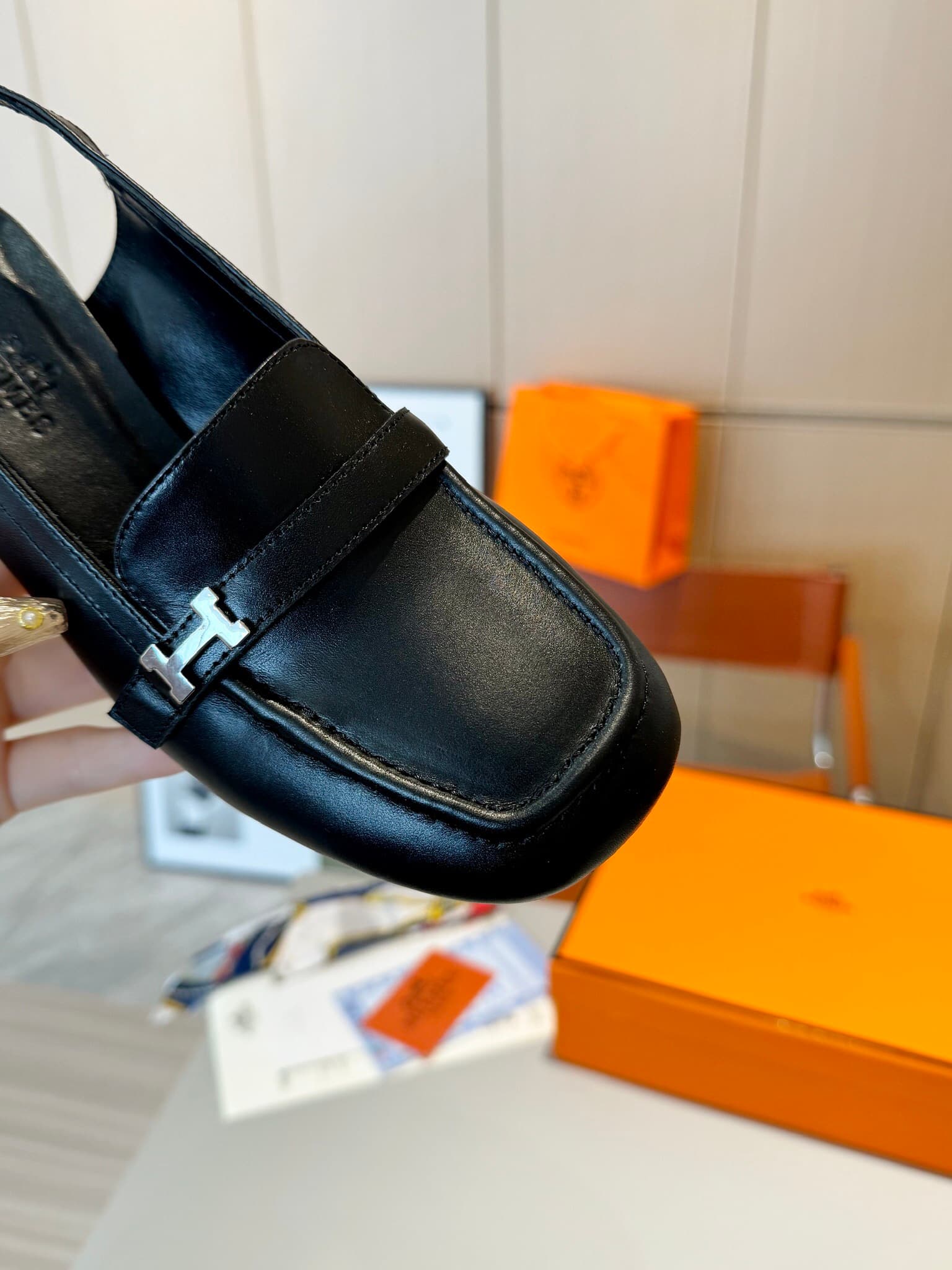 D8022 Hermès Groupie “Fang Tou H Button” Mules – semi-high heels and flat heels. The fit provided by the store is unparalleled. These Mules feature canvas and calfskin materials, along with mini silver Paris button details and contrasting edges. The actua — image 8