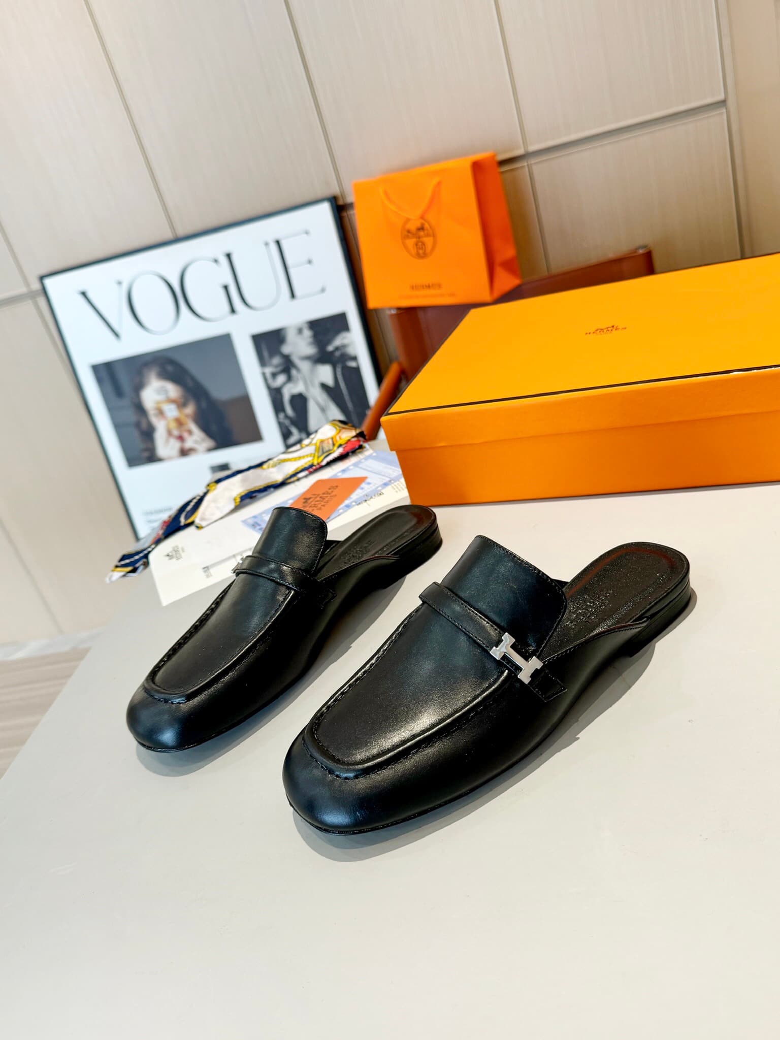 D8022 Hermès Groupie “Fang Tou H Button” Mules – semi-high heels and flat heels. The fit provided by the store is unparalleled. These Mules feature canvas and calfskin materials, along with mini silver Paris button details and contrasting edges. The actua — image 4