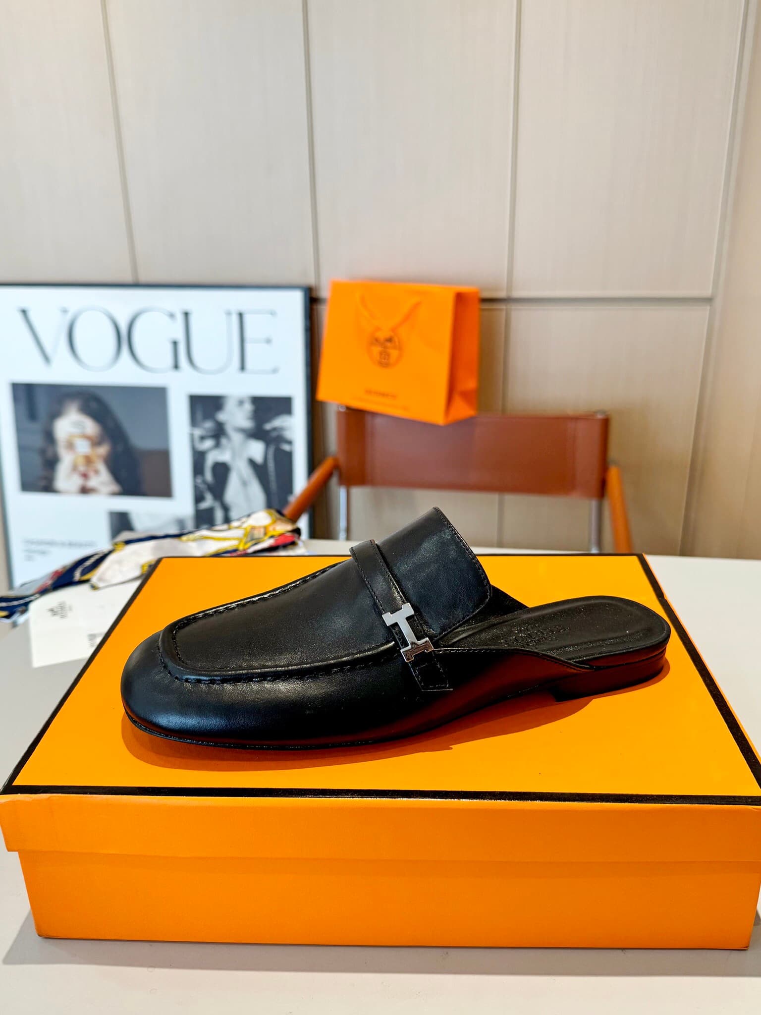 D8022 Hermès Groupie “Fang Tou H Button” Mules – semi-high heels and flat heels. The fit provided by the store is unparalleled. These Mules feature canvas and calfskin materials, along with mini silver Paris button details and contrasting edges. The actua — image 2