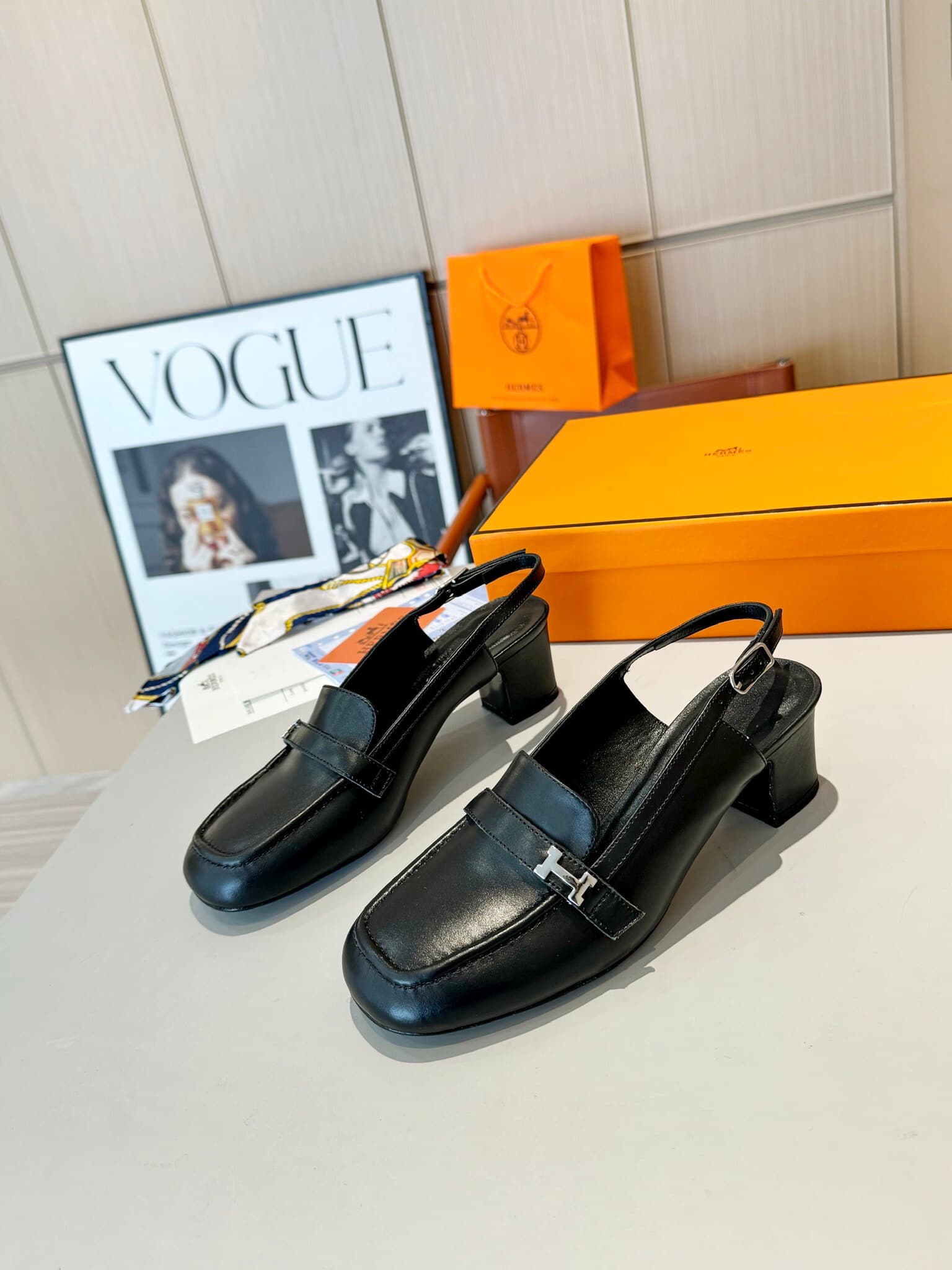 D8022 Hermès Groupie “Fang Tou H Button” Mules – semi-high heels and flat heels. The fit provided by the store is unparalleled. These Mules feature canvas and calfskin materials, along with mini silver Paris button details and contrasting edges. The actua — image 3