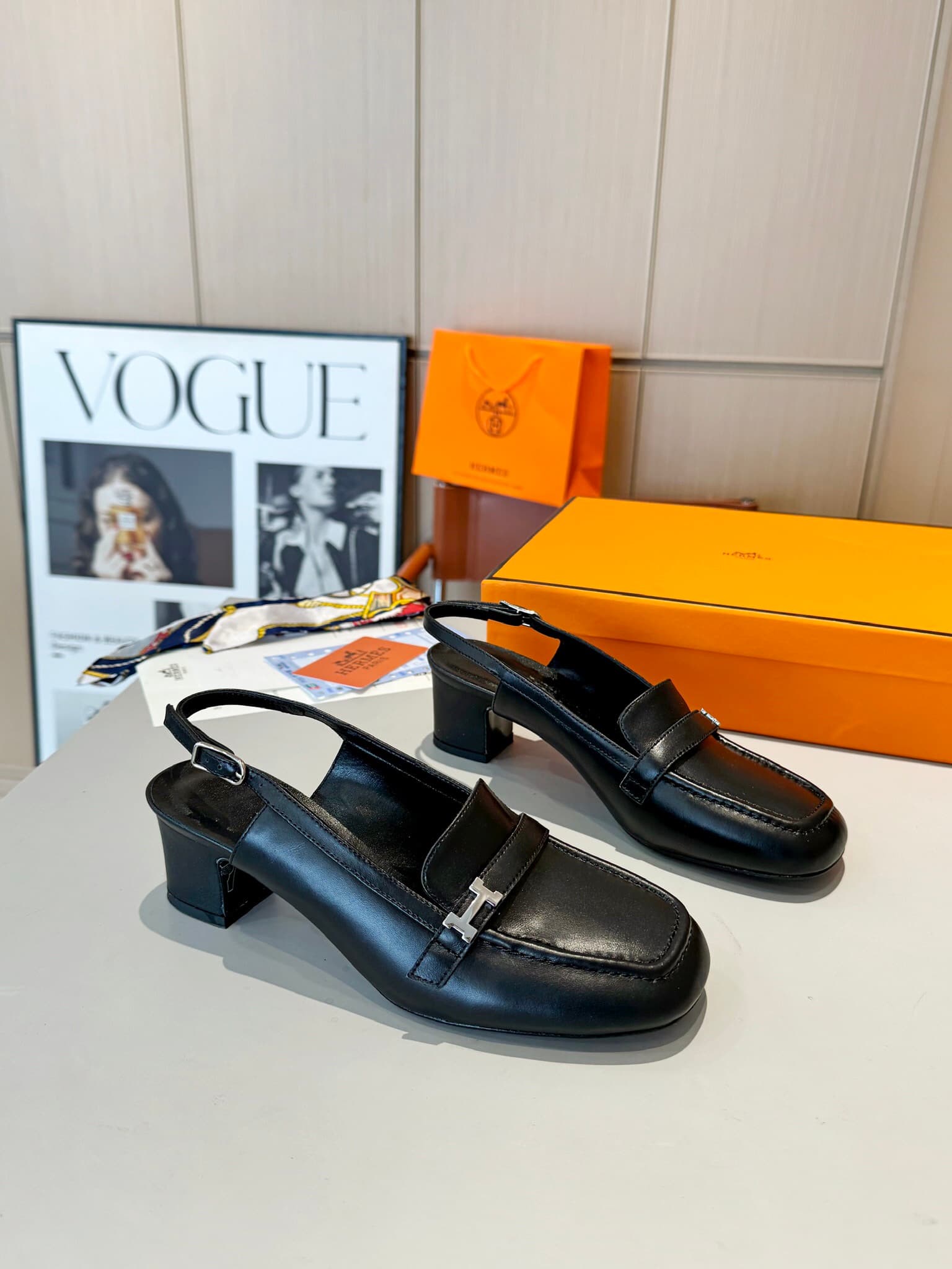 D8022 Hermès Groupie “Fang Tou H Button” Mules – semi-high heels and flat heels. The fit provided by the store is unparalleled. These Mules feature canvas and calfskin materials, along with mini silver Paris button details and contrasting edges. The actua — image 5