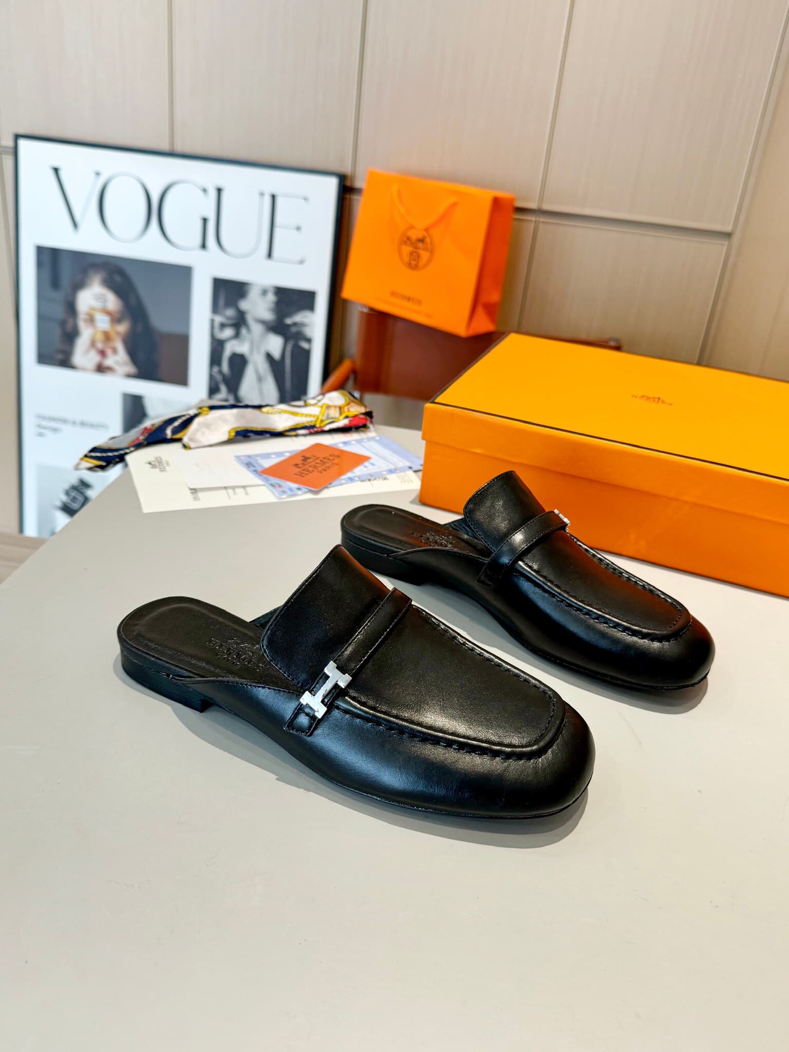D8022 Hermès Groupie “Fang Tou H Button” Mules – semi-high heels and flat heels. The fit provided by the store is unparalleled. These Mules feature canvas and calfskin materials, along with mini silver Paris button details and contrasting edges. The actua — image 6