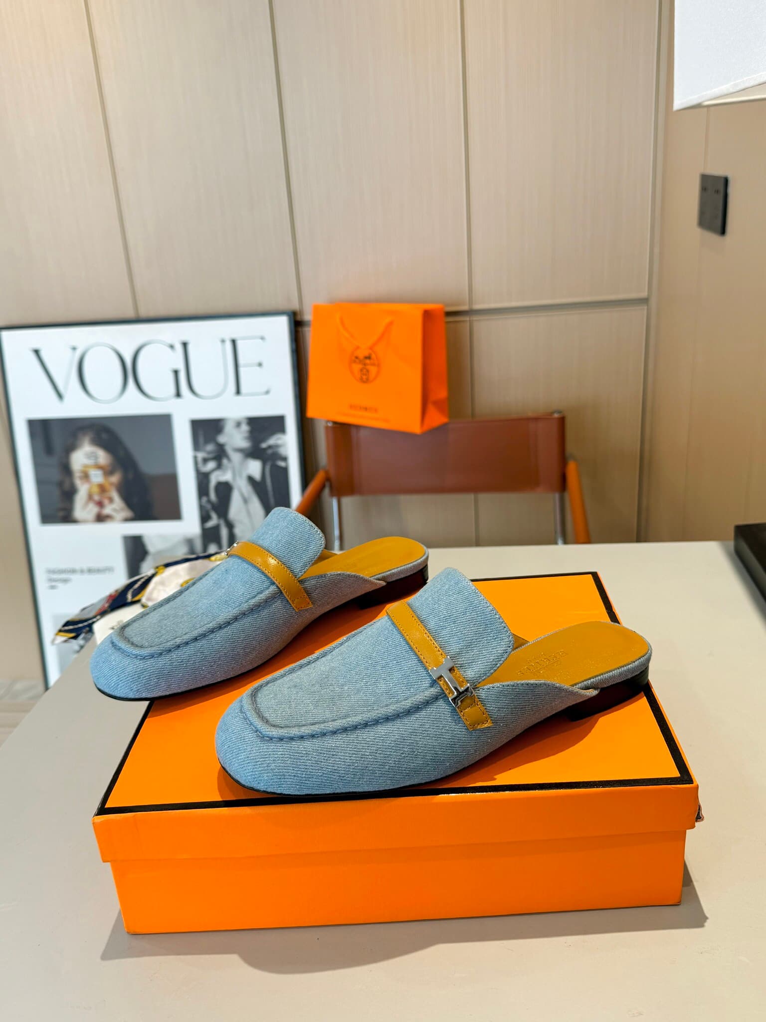 D8020 Hermès Groupie square-toe H-button Mule shoes with semi-high and flat heels; the fit provided by the store is unparalleled. The Groupie Mule shoes feature H-button designs, paired with canvas and calfskin materials, along with mini silver Paris butt — image 2