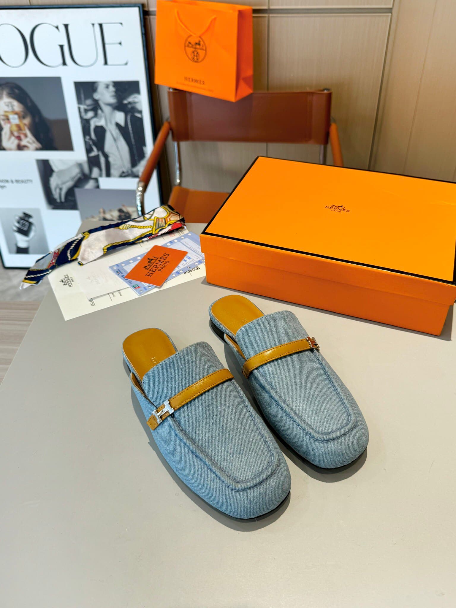 D8020 Hermès Groupie square-toe H-button Mule shoes with semi-high and flat heels; the fit provided by the store is unparalleled. The Groupie Mule shoes feature H-button designs, paired with canvas and calfskin materials, along with mini silver Paris butt — image 4
