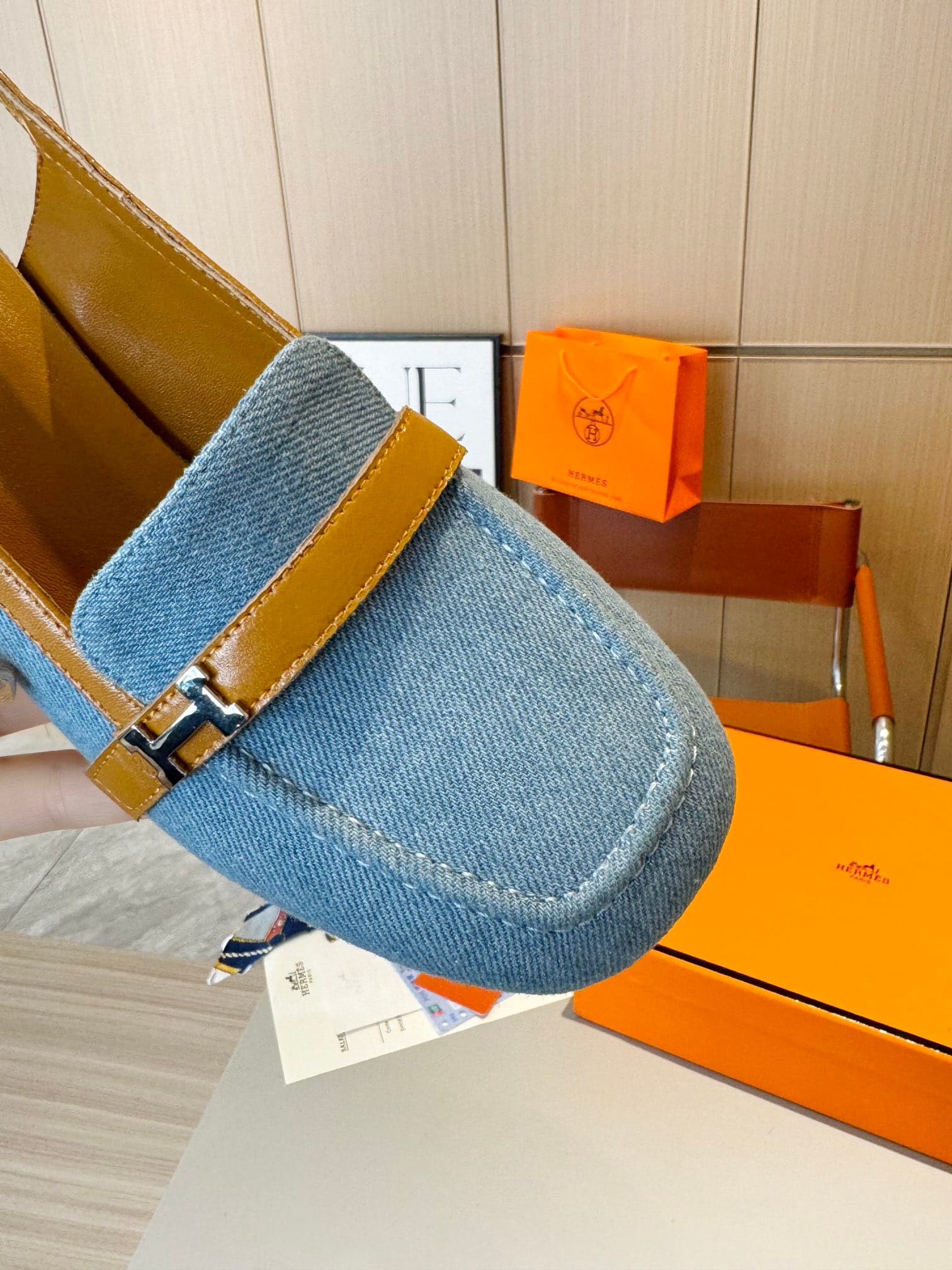D8020 Hermès Groupie square-toe H-button Mule shoes with semi-high and flat heels; the fit provided by the store is unparalleled. The Groupie Mule shoes feature H-button designs, paired with canvas and calfskin materials, along with mini silver Paris butt — image 8