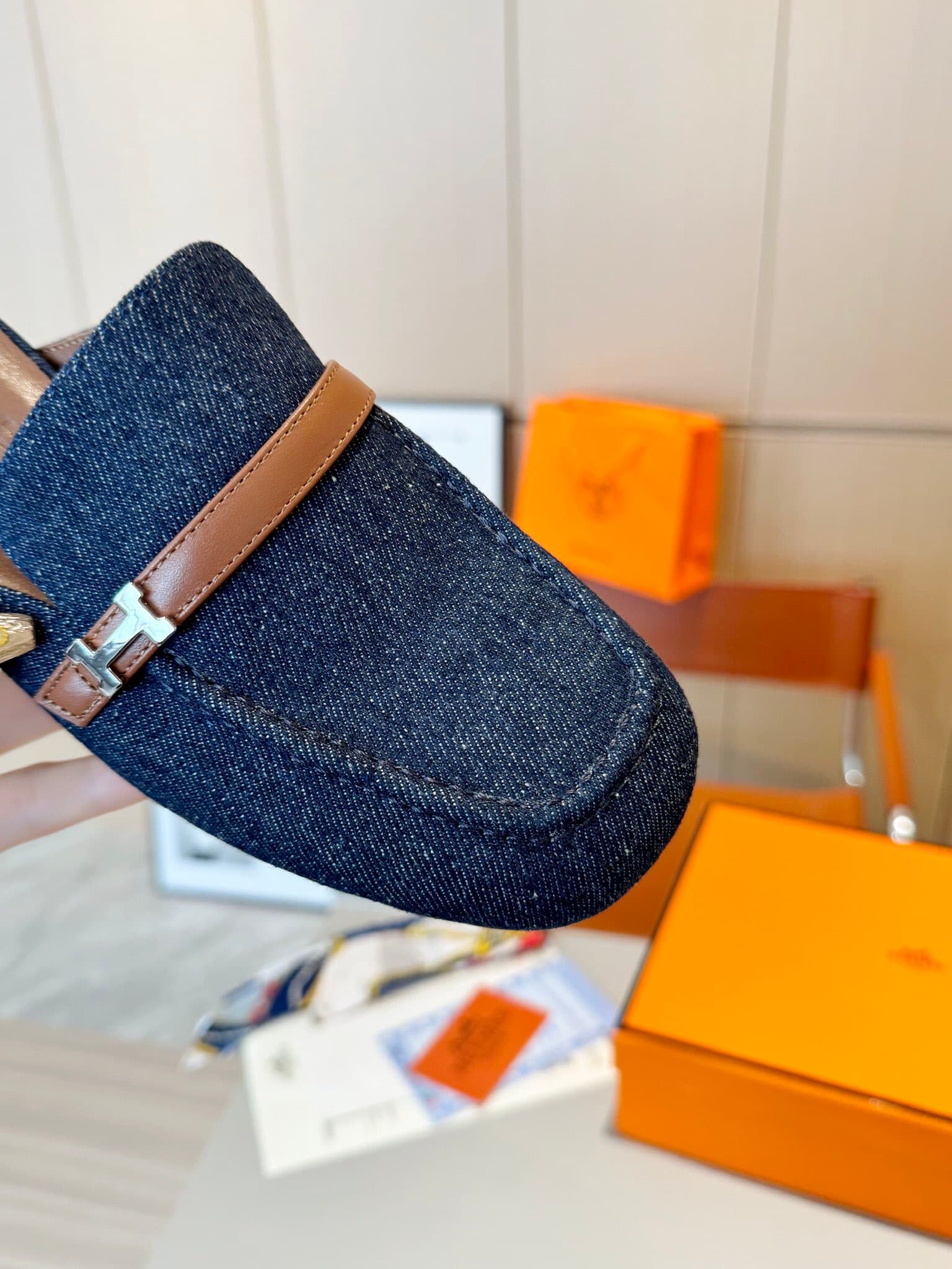D8019 Hermès Groupie square-toe H-button mules with semi-high heels and flat heels; the fit provided by the store is unparalleled. The Groupie mules feature H-button design, canvas or calfskin uppers, mini silver Paris buttons, and contrasting trim. The a — image 8