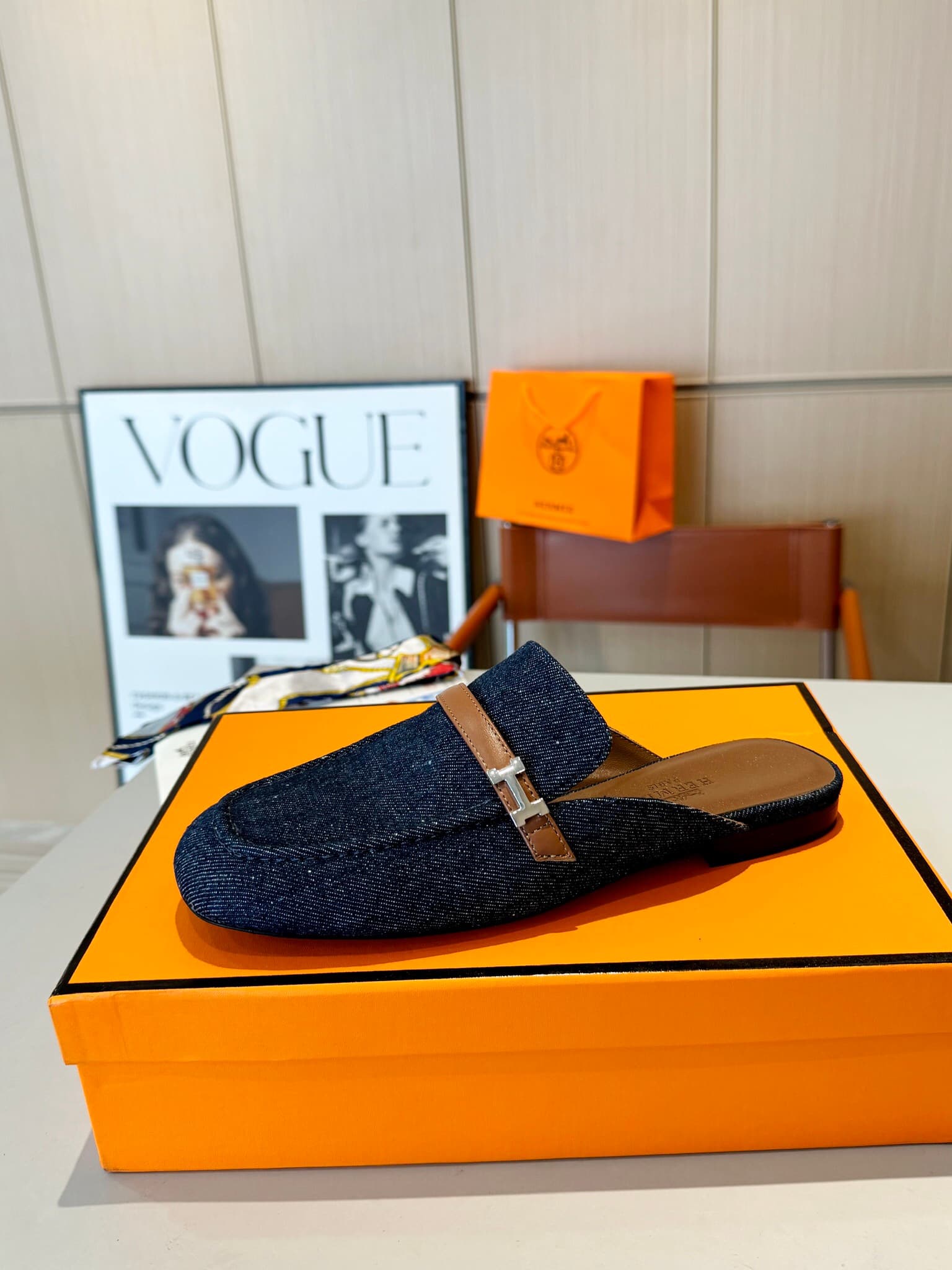 D8019 Hermès Groupie square-toe H-button mules with semi-high heels and flat heels; the fit provided by the store is unparalleled. The Groupie mules feature H-button design, canvas or calfskin uppers, mini silver Paris buttons, and contrasting trim. The a — image 2
