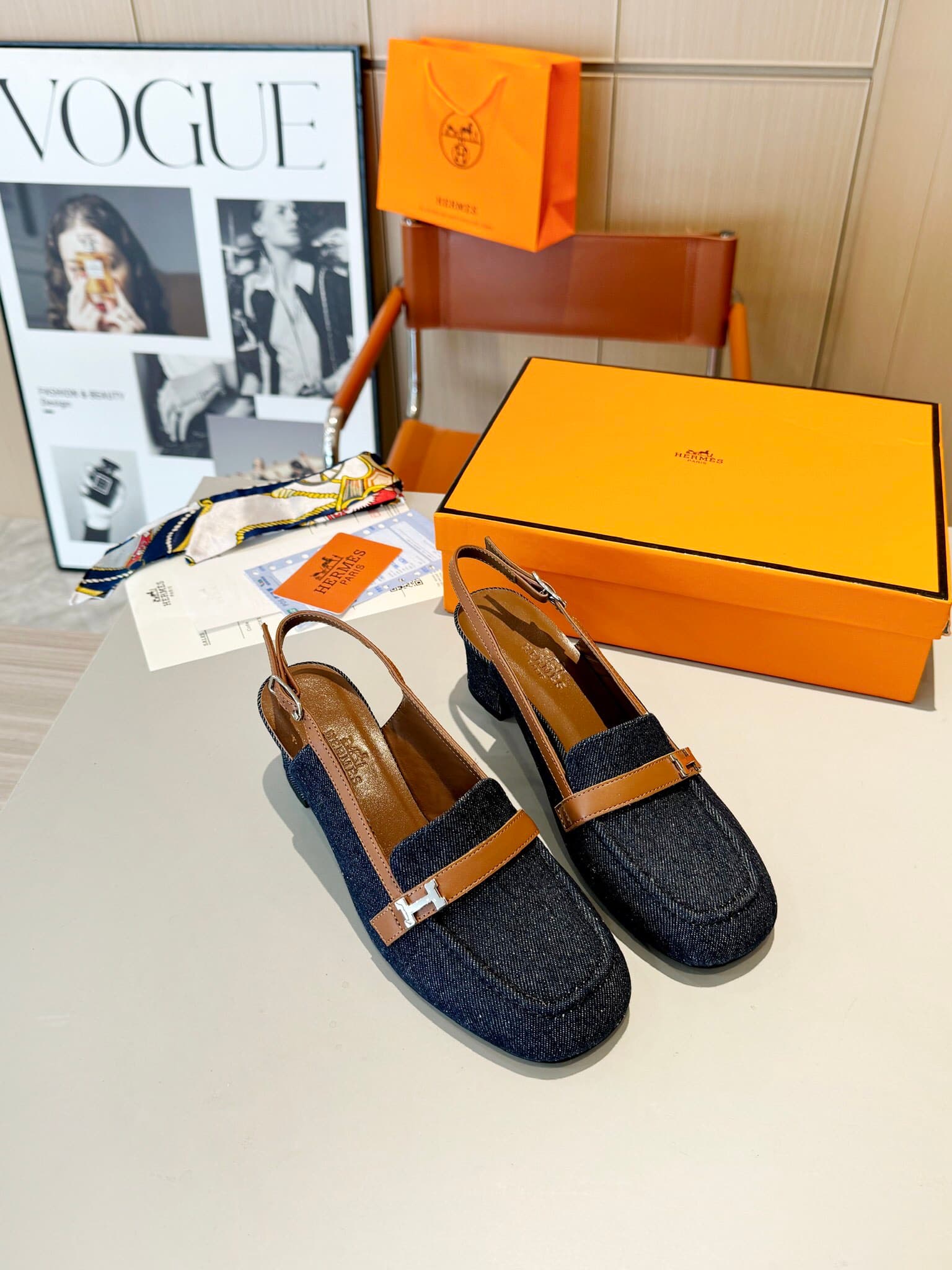 D8019 Hermès Groupie square-toe H-button mules with semi-high heels and flat heels; the fit provided by the store is unparalleled. The Groupie mules feature H-button design, canvas or calfskin uppers, mini silver Paris buttons, and contrasting trim. The a — image 5
