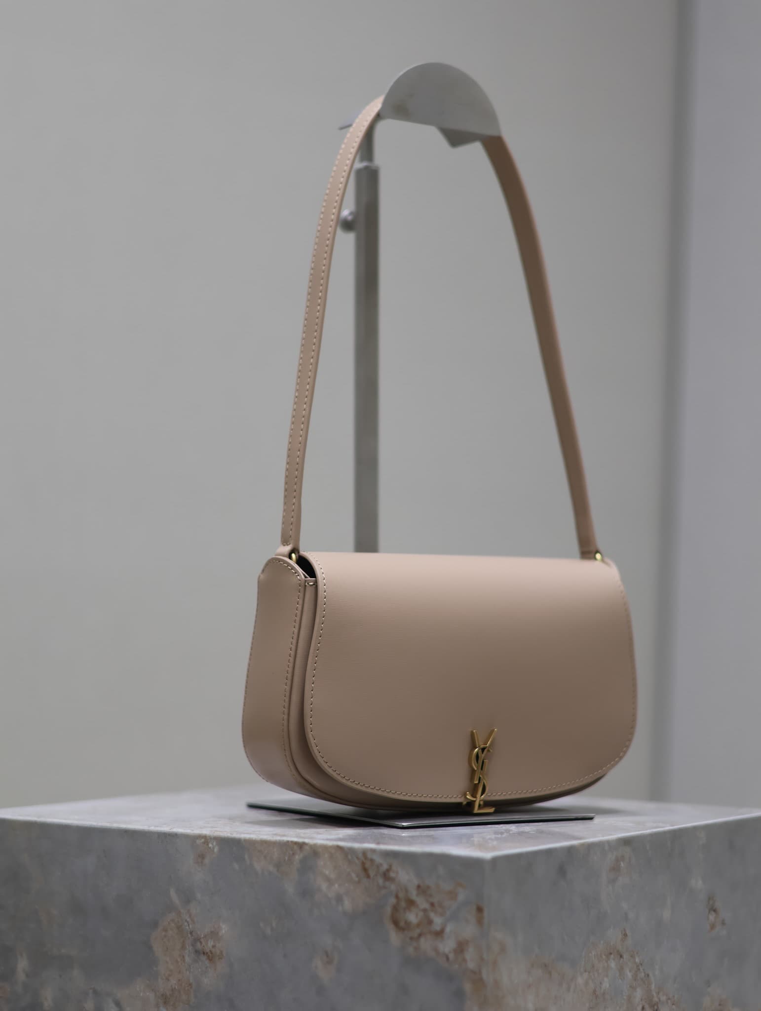 C8588 /Green lacquered leather· — image 3