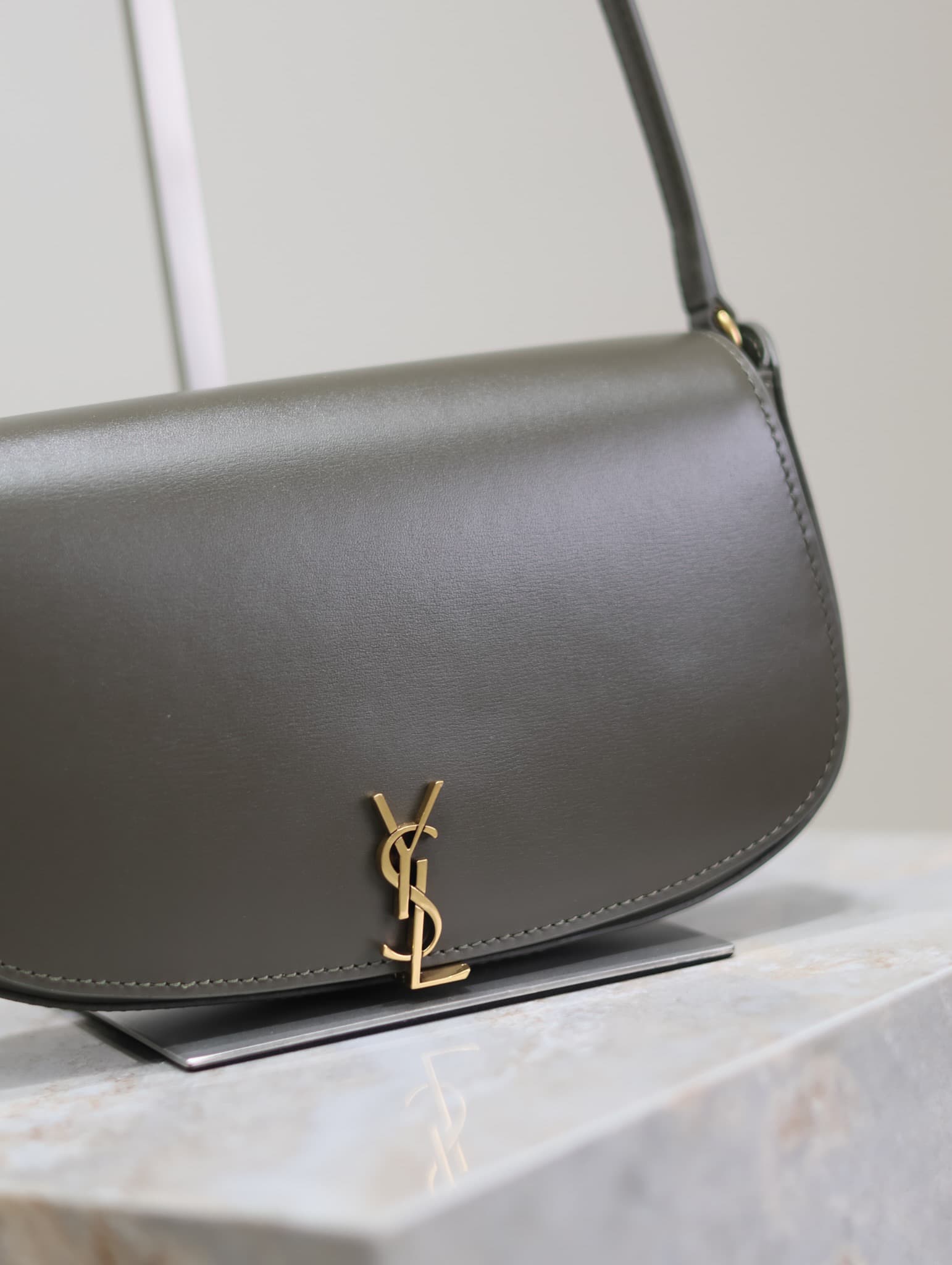 C8584 /Green lacquered leather· — image 3