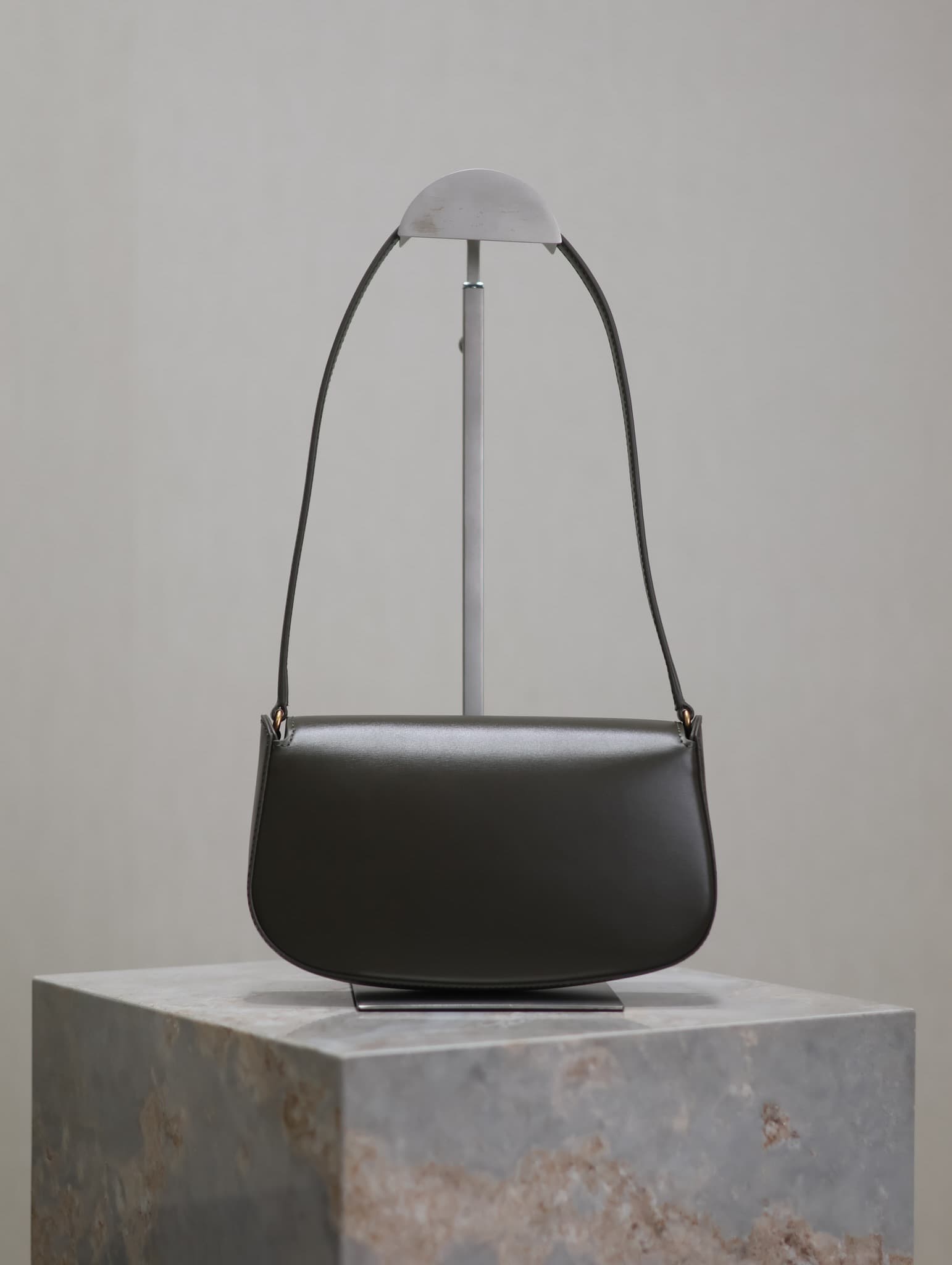 C8584 /Green lacquered leather· — image 5