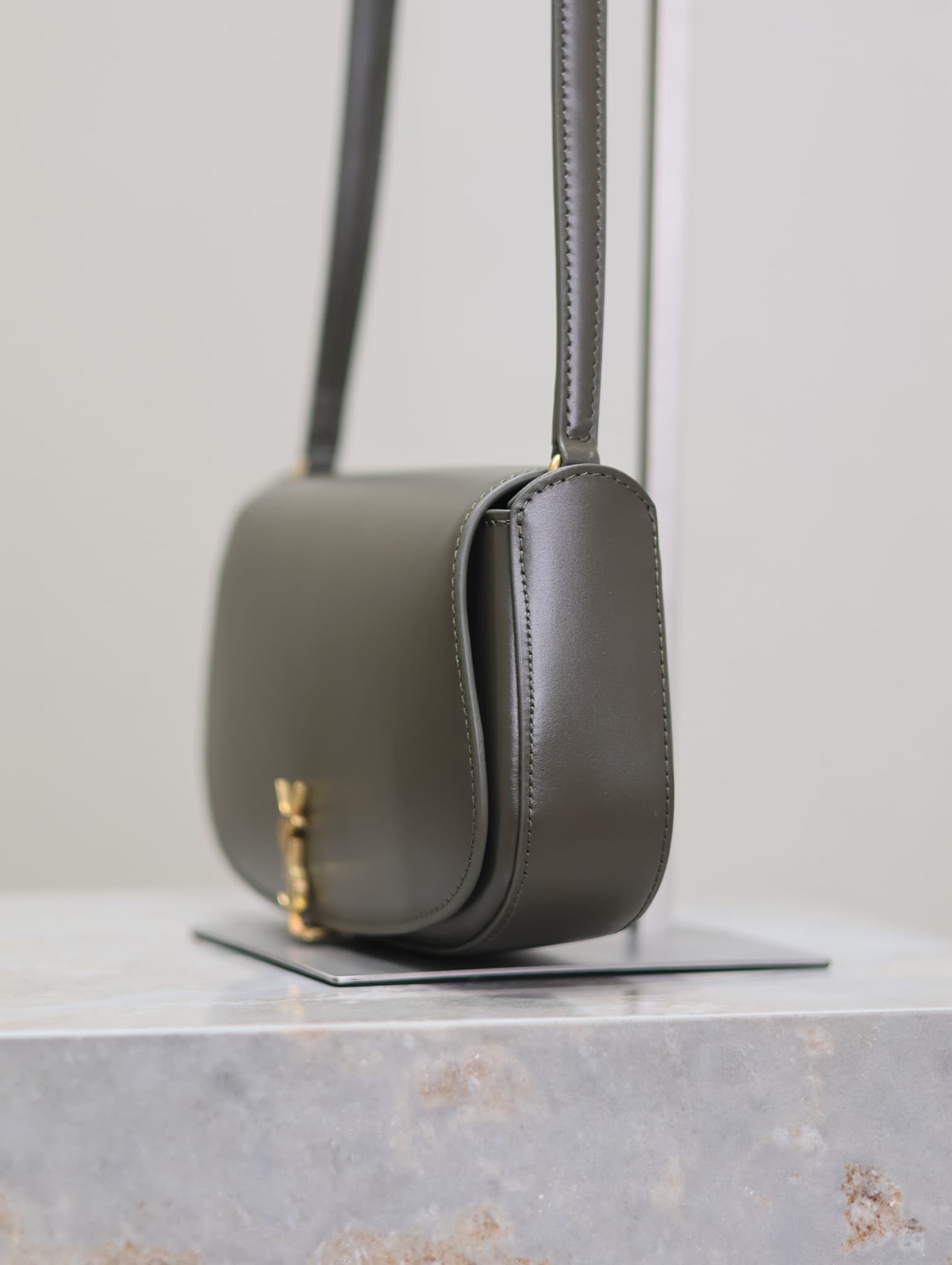 C8584 /Green lacquered leather· — image 4