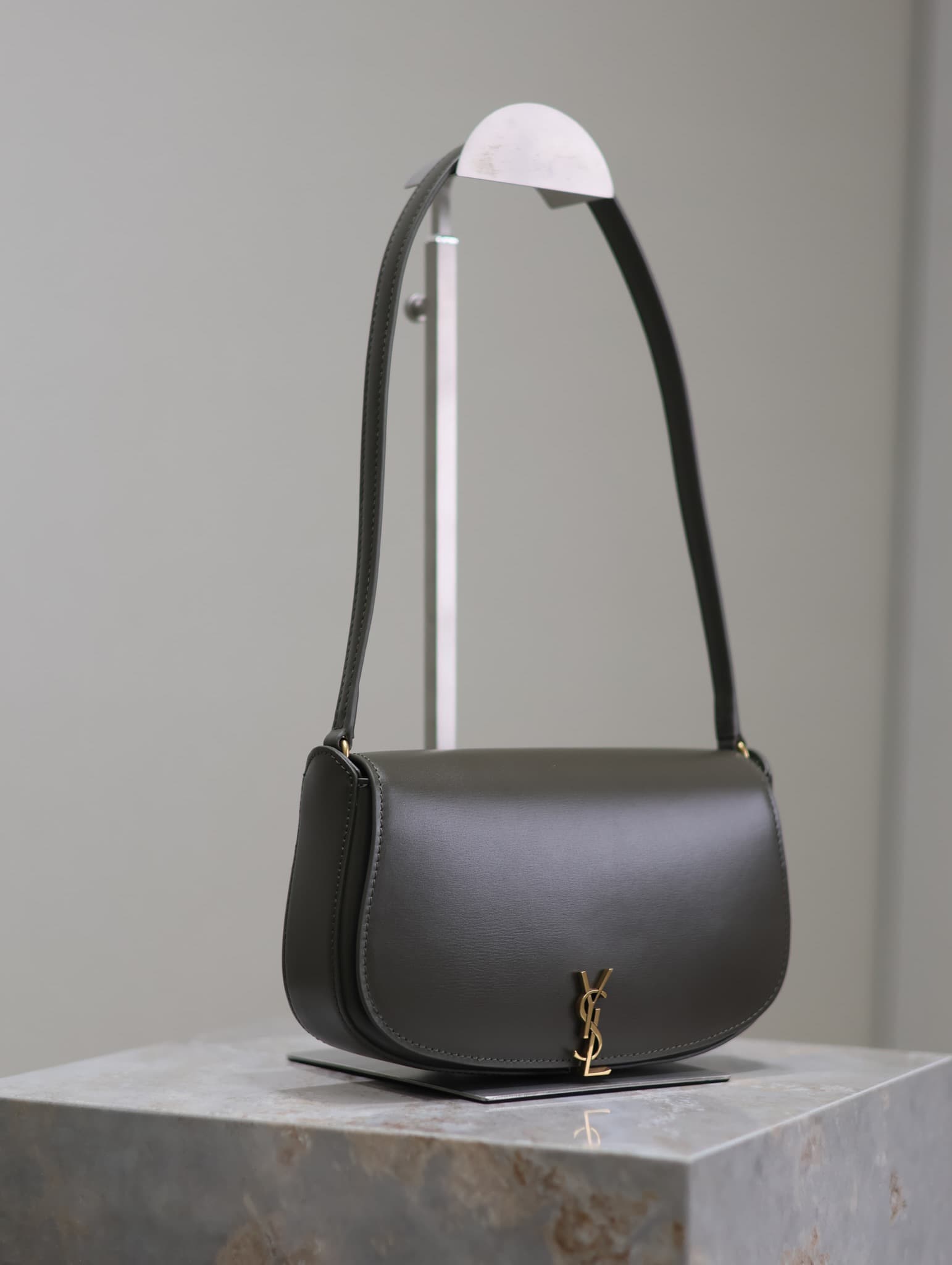 C8584 /Green lacquered leather· — image 2