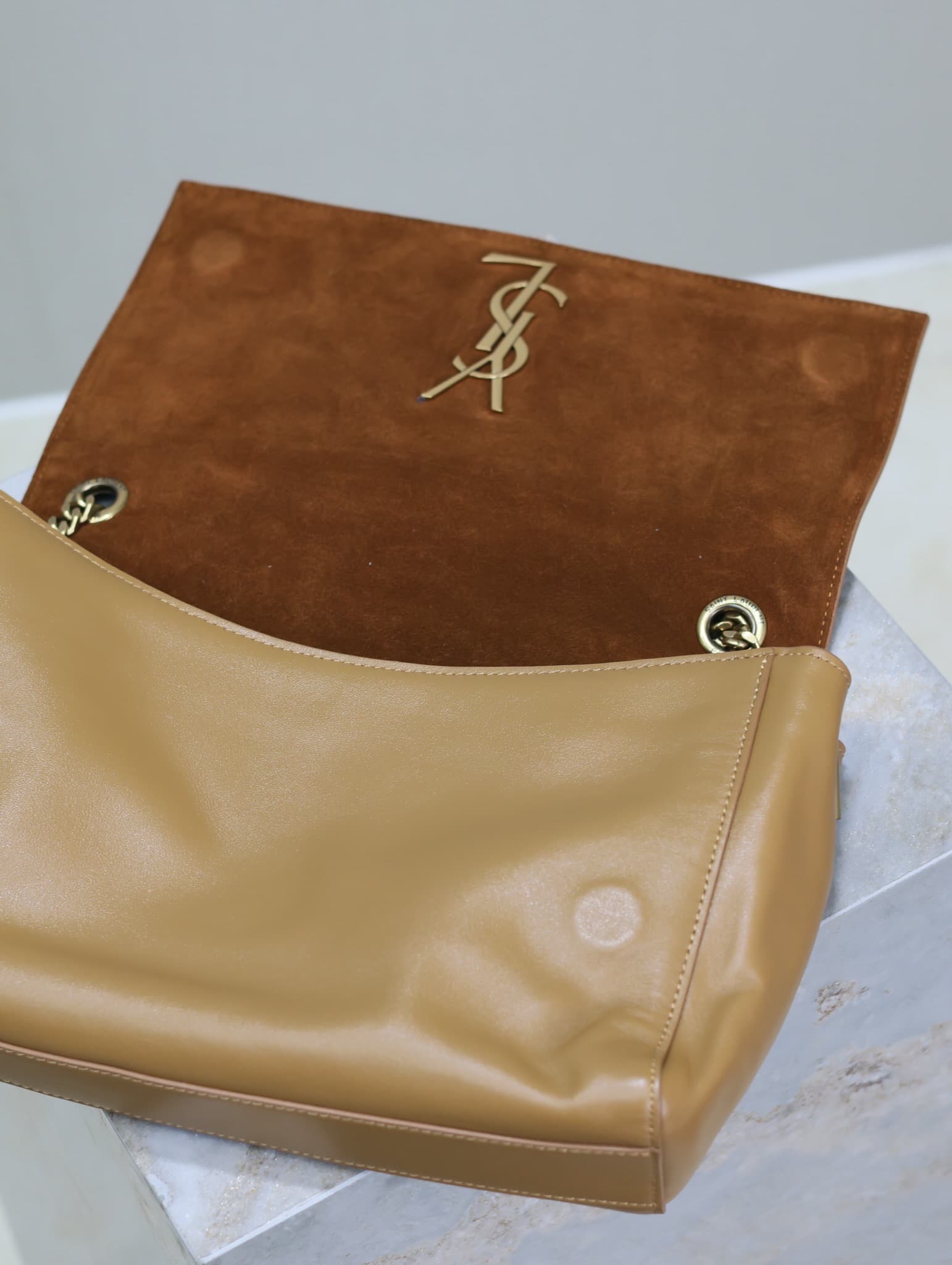 C8570 Earthy yellow mouton leather· — image 7