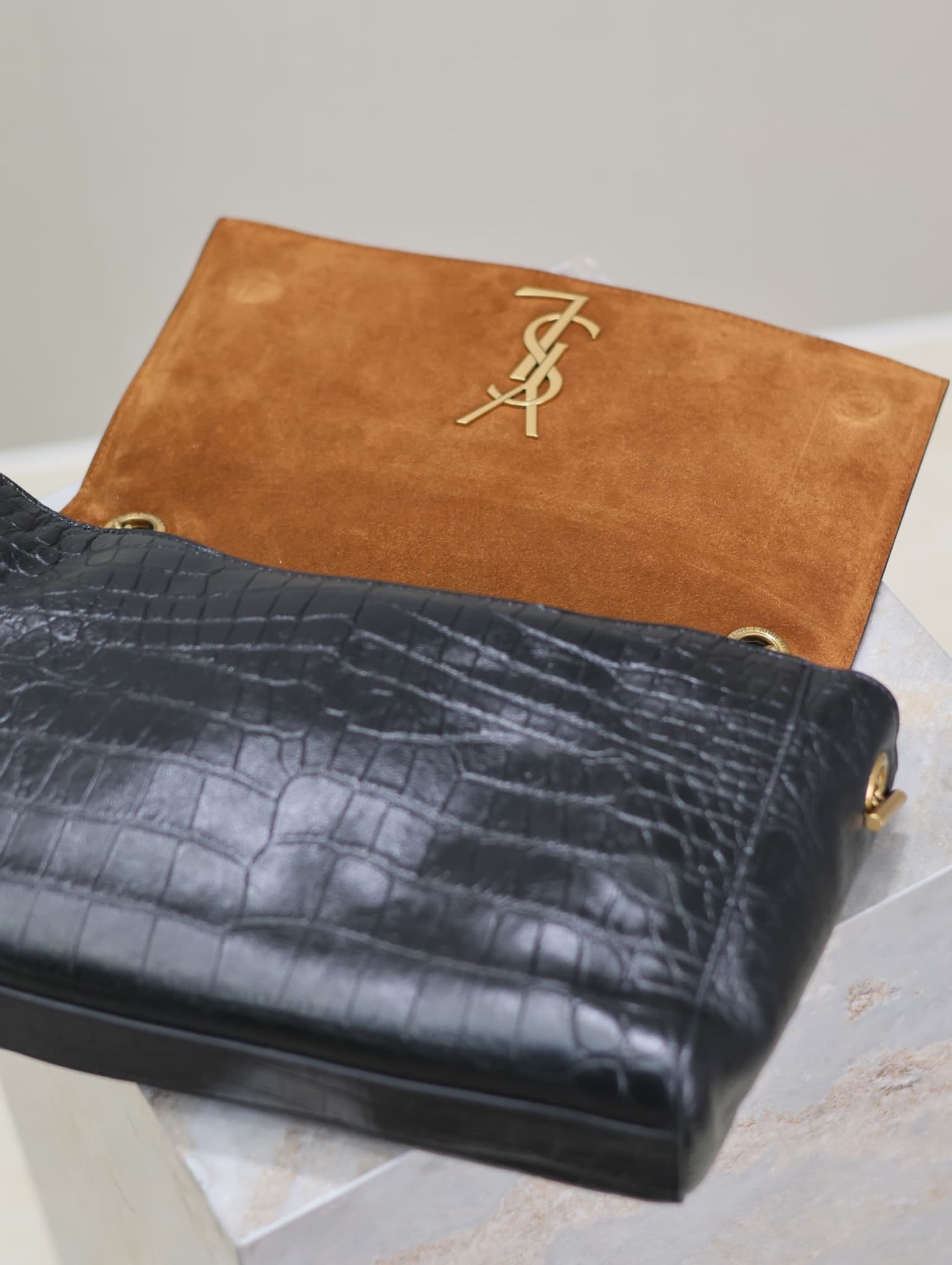 C8573 Black crocodile pattern / ochre suede — image 7