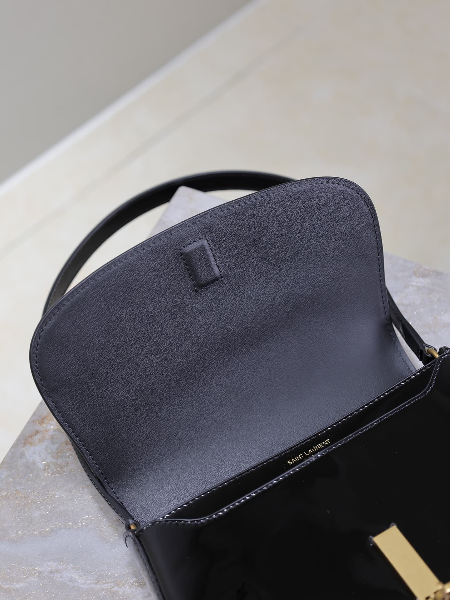C8594 /Green lacquered leather· — image 7